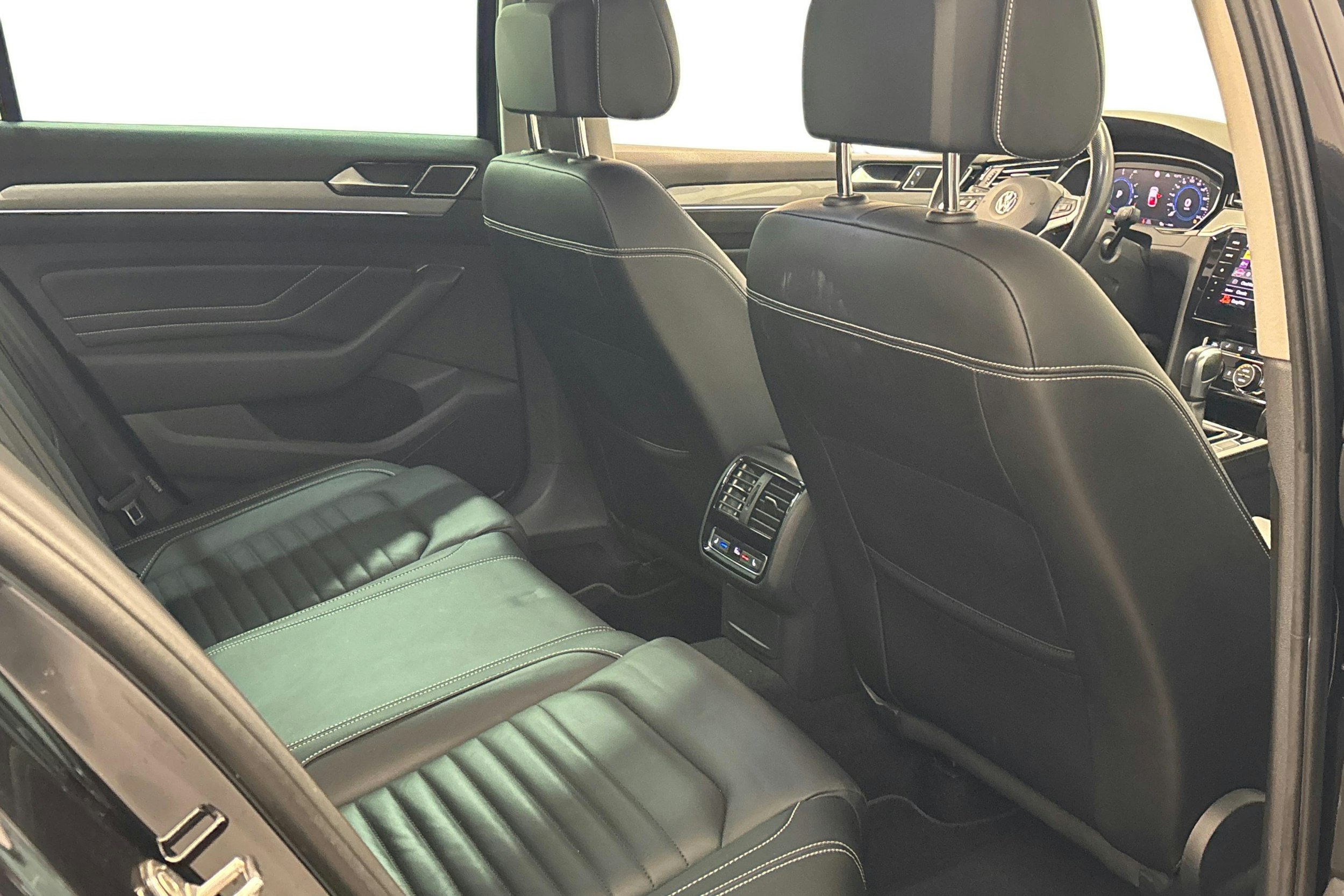 musta Volkswagen Passat 2020 kuva 9.