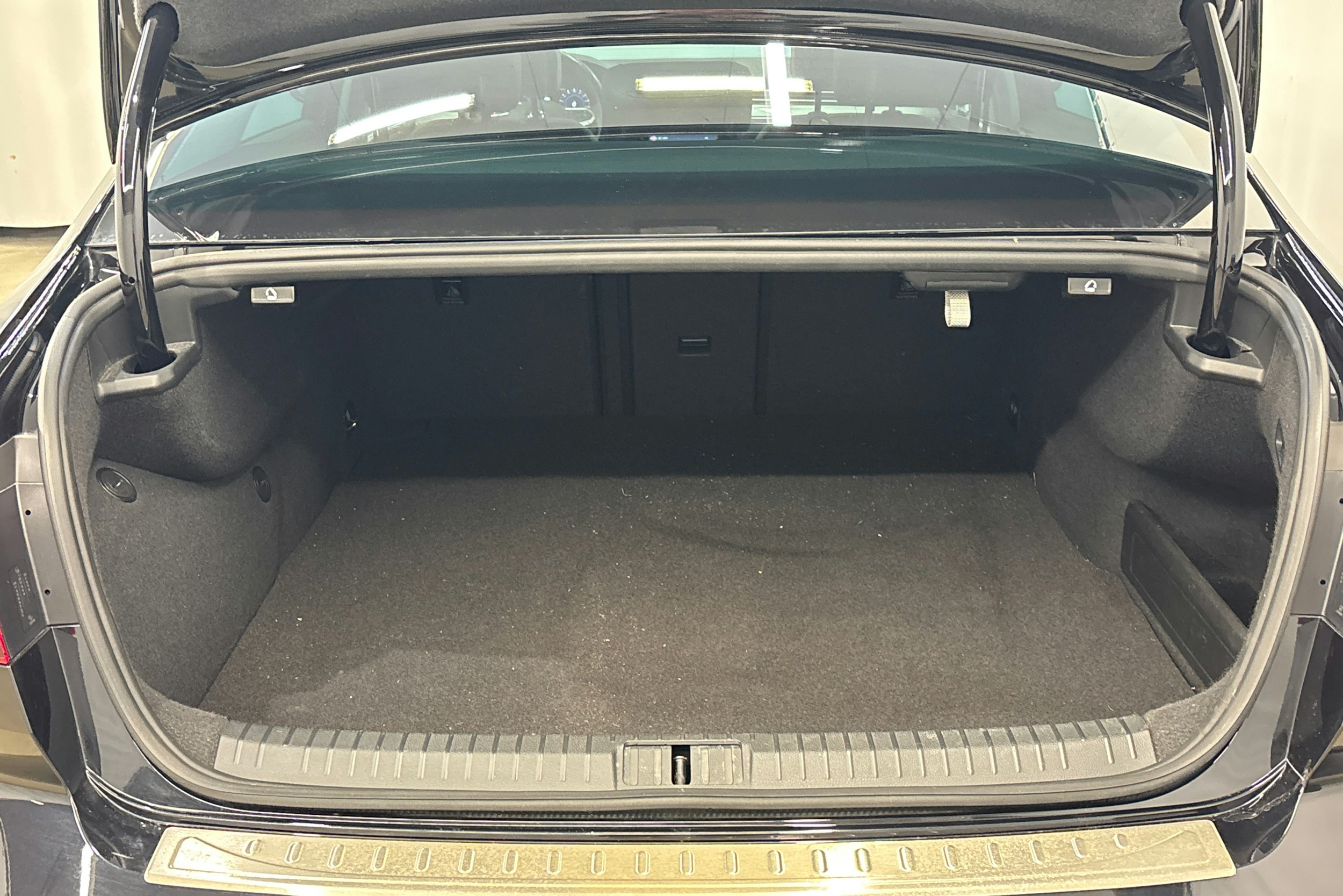 musta Volkswagen Passat 2020 kuva 11.