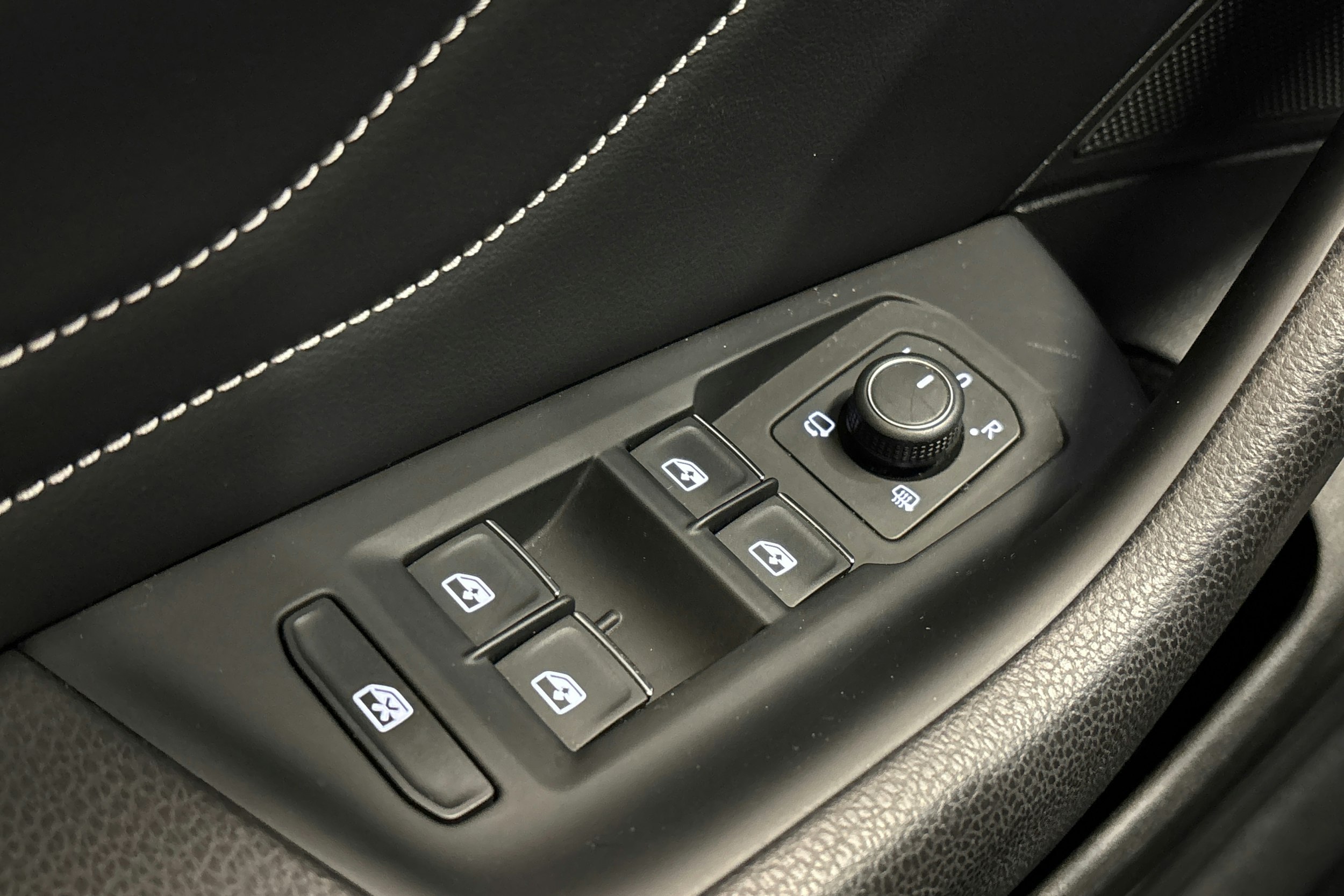 musta Volkswagen Passat 2020 kuva 28.