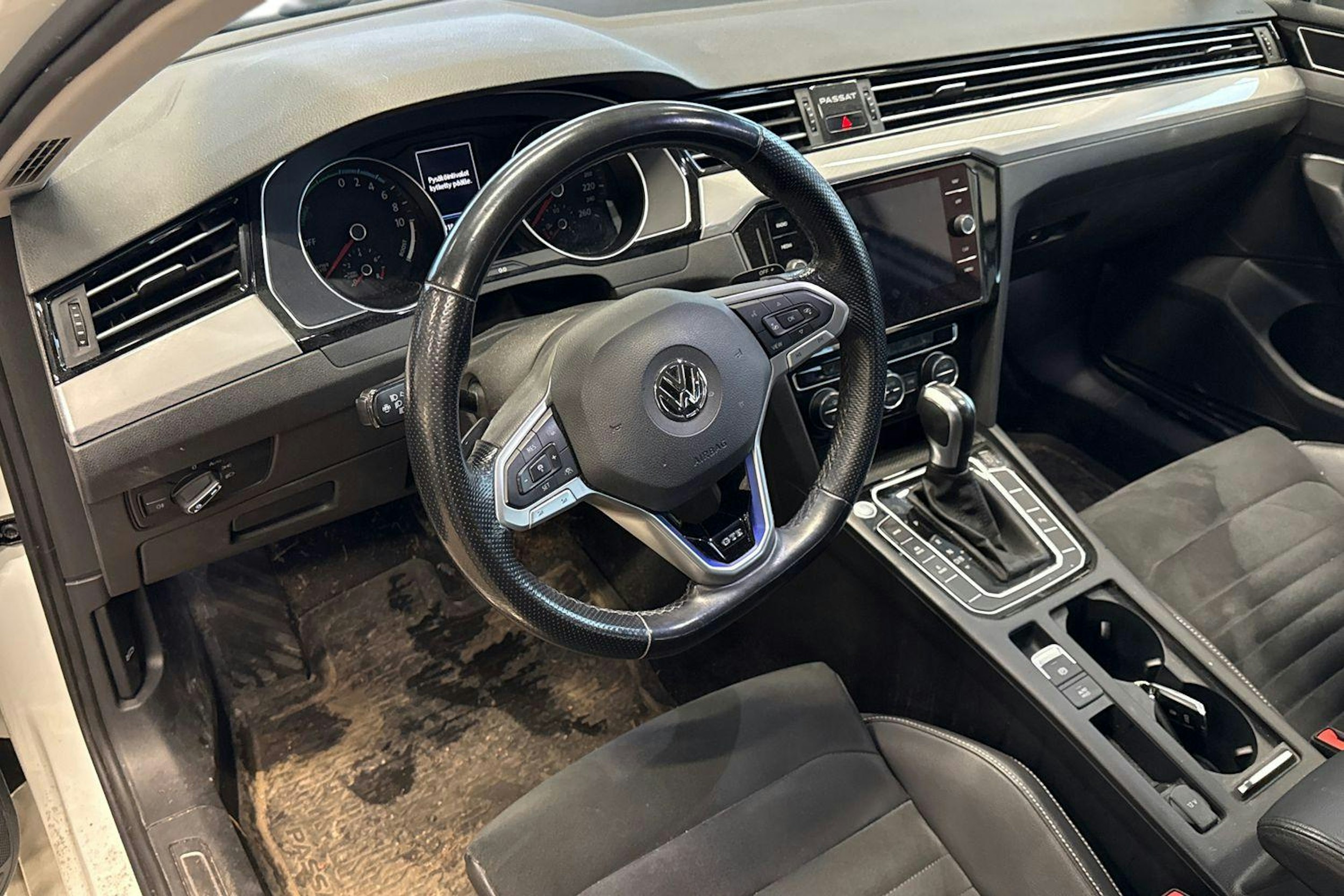 Valkoinen Volkswagen PASSAT 2020 kuva 3.