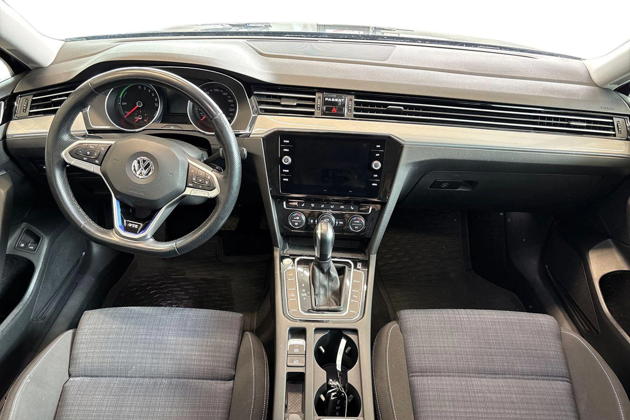 musta Volkswagen Passat 2020 kuva 7.