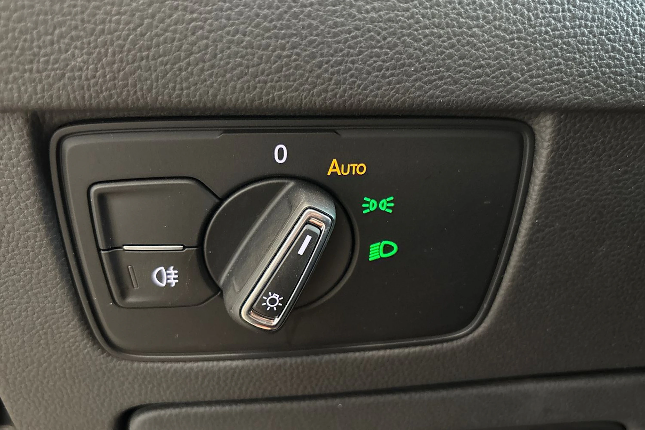 musta Volkswagen Passat 2020 kuva 25.
