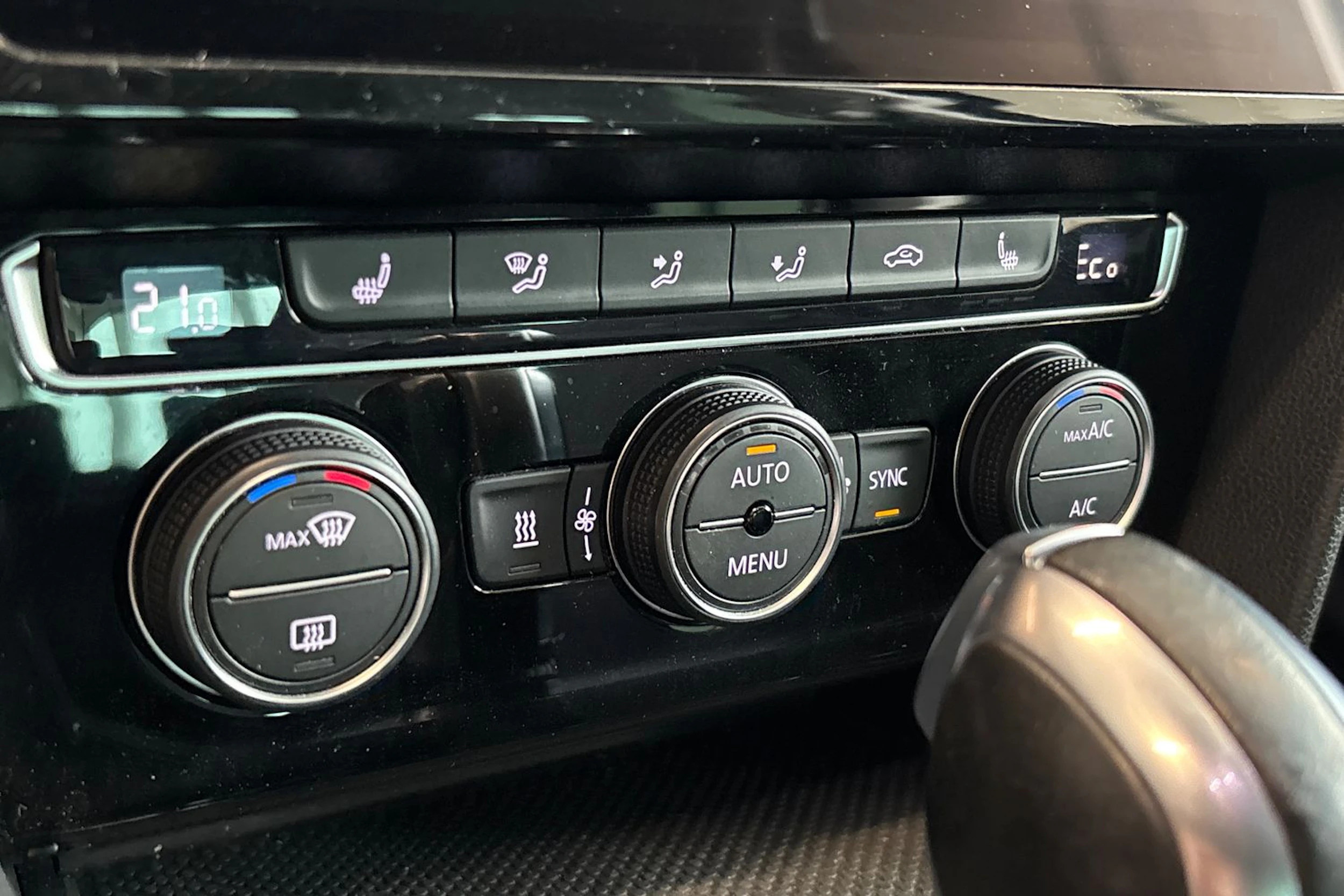 musta Volkswagen Passat 2020 kuva 28.