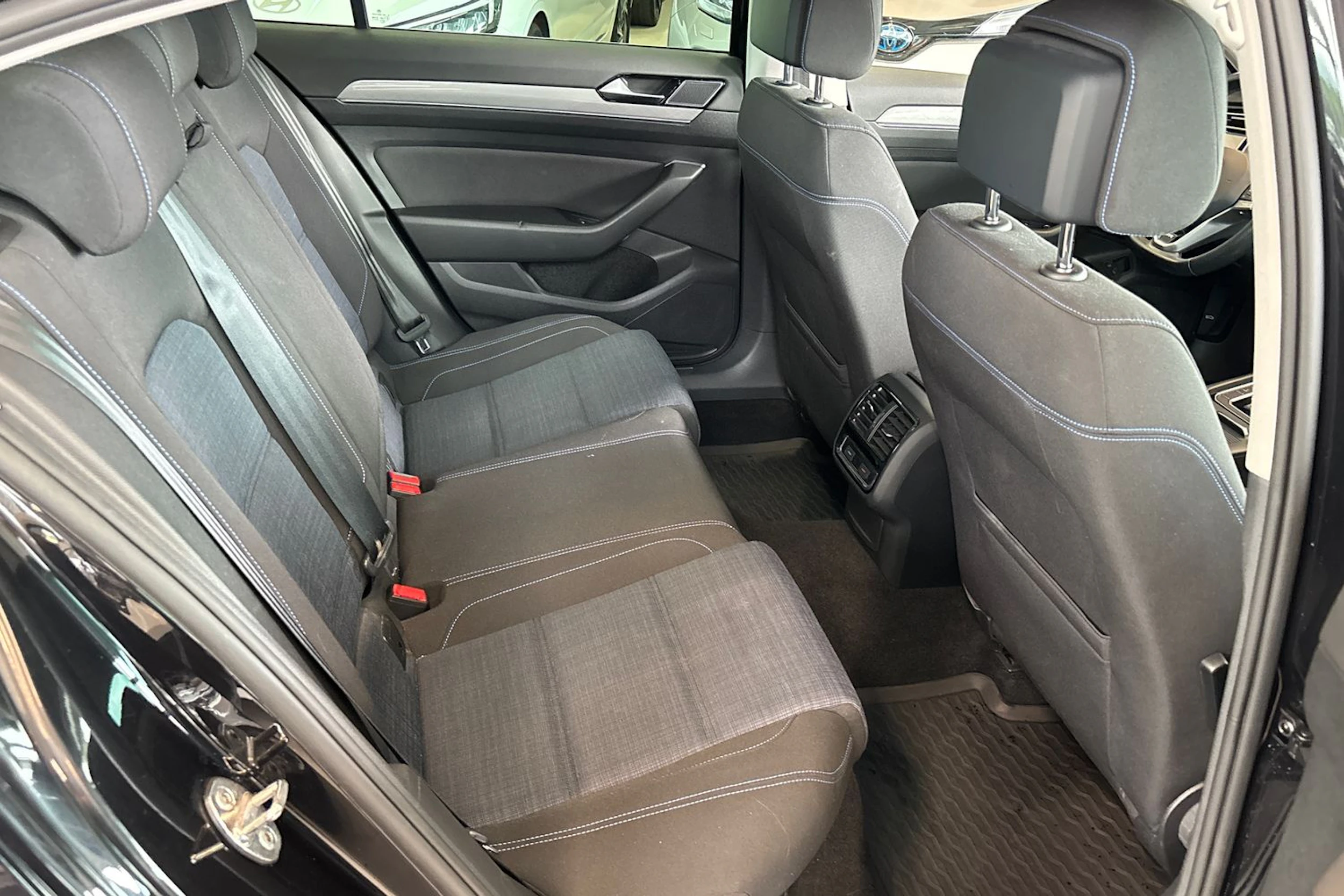 musta Volkswagen Passat 2020 kuva 43.