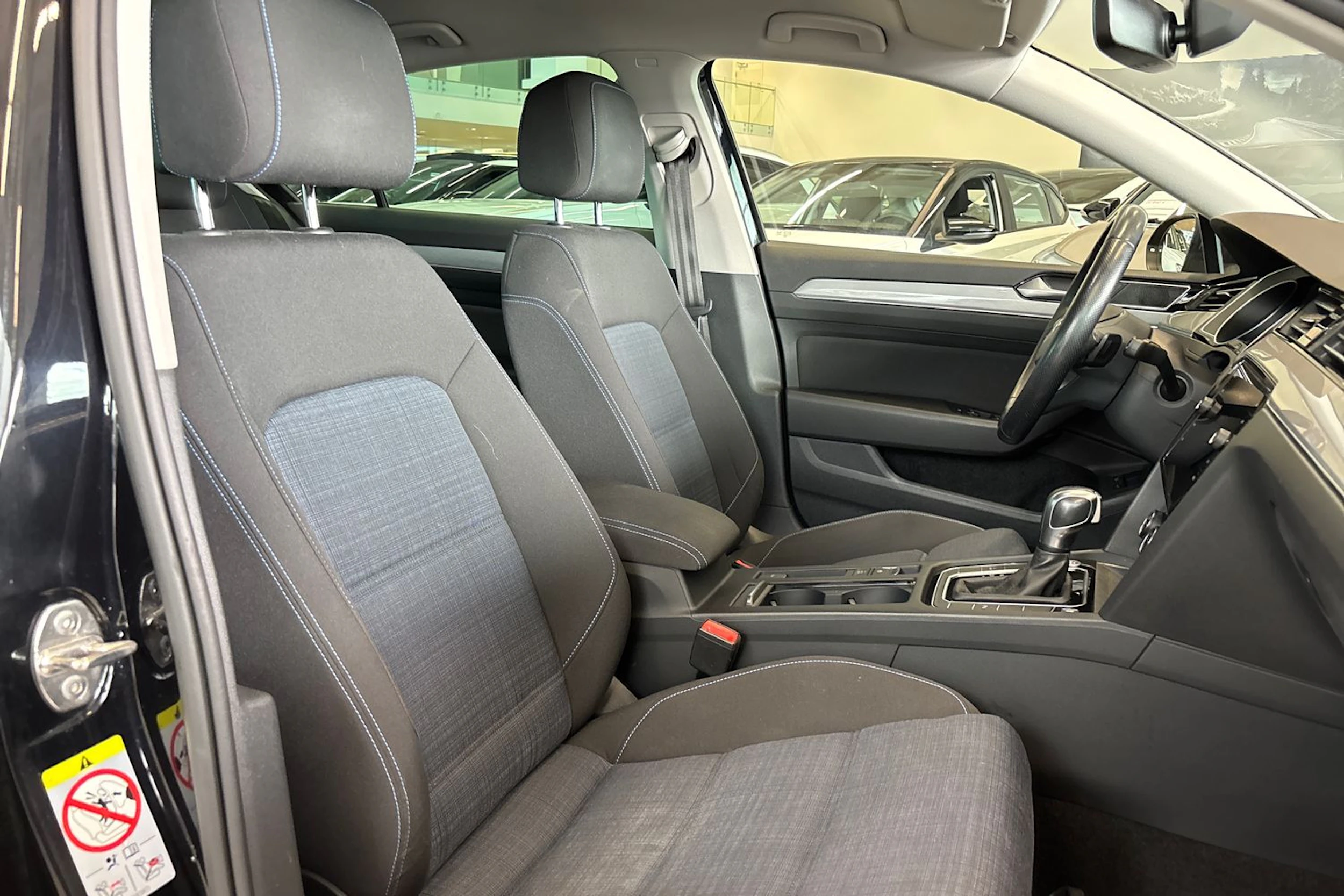 musta Volkswagen Passat 2020 kuva 44.