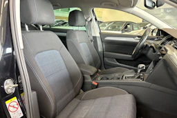 musta Volkswagen Passat 2020 kuva 44.