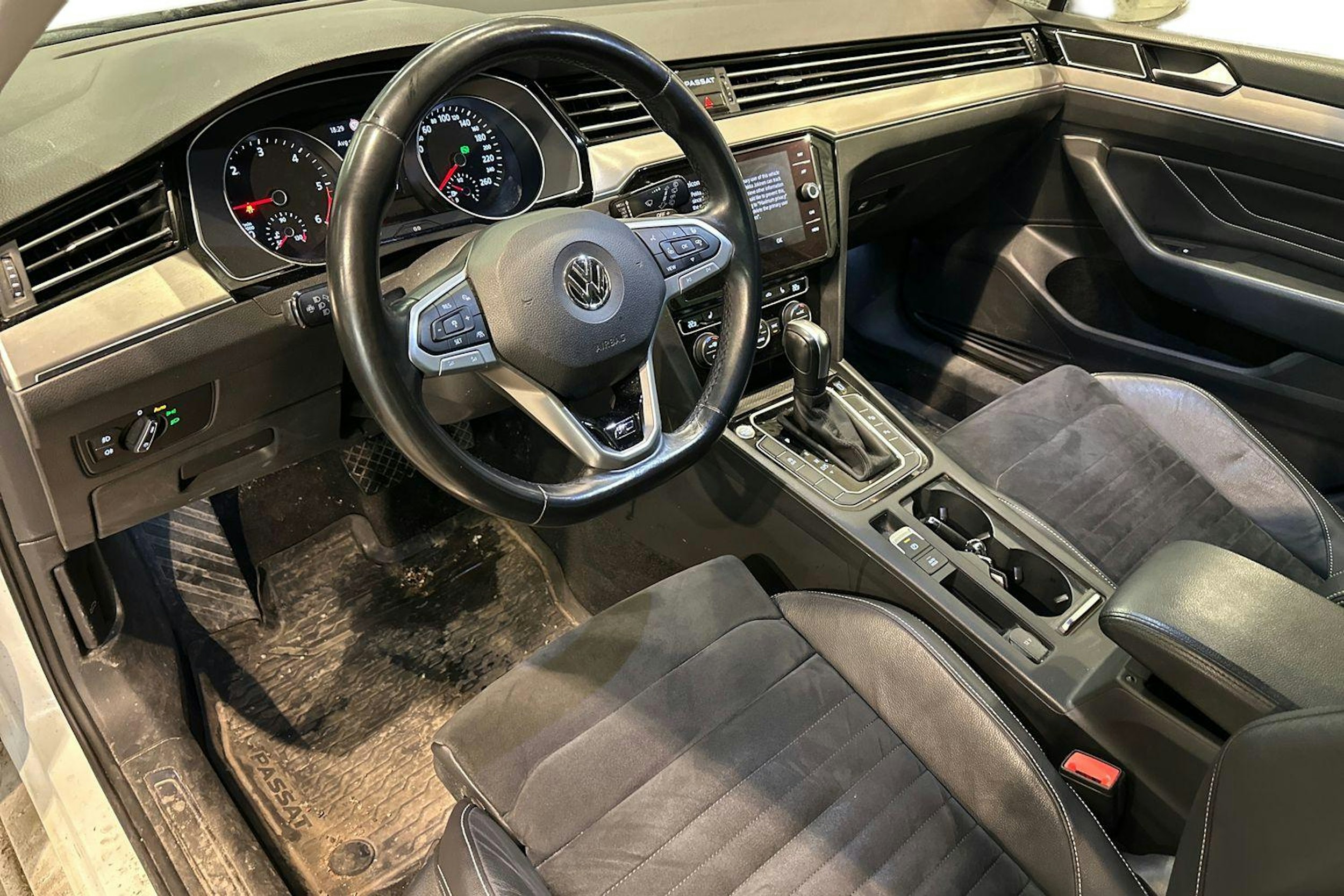 valkoinen Volkswagen Passat 2020 kuva 3.