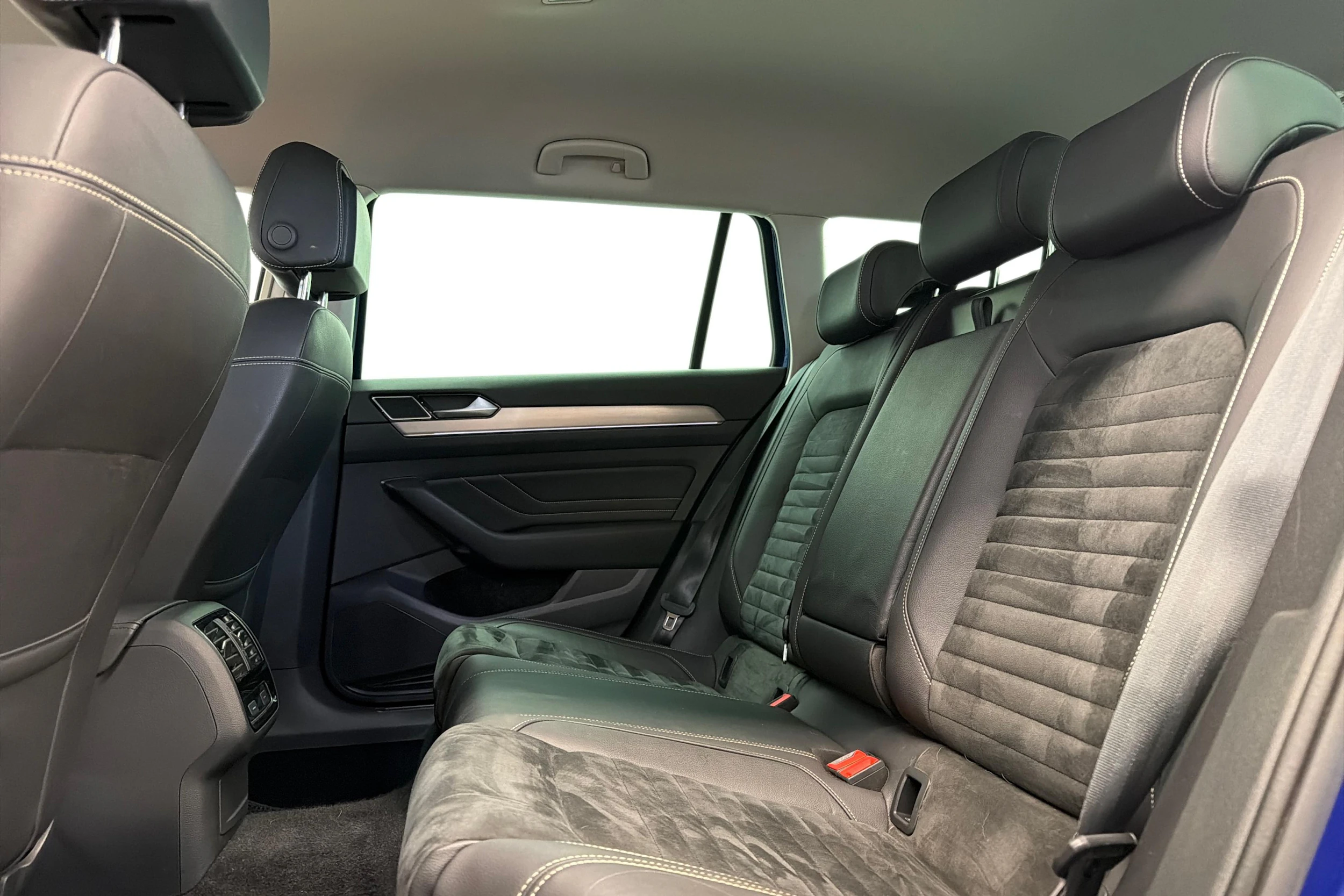 sininen Volkswagen Passat 2020 kuva 8.