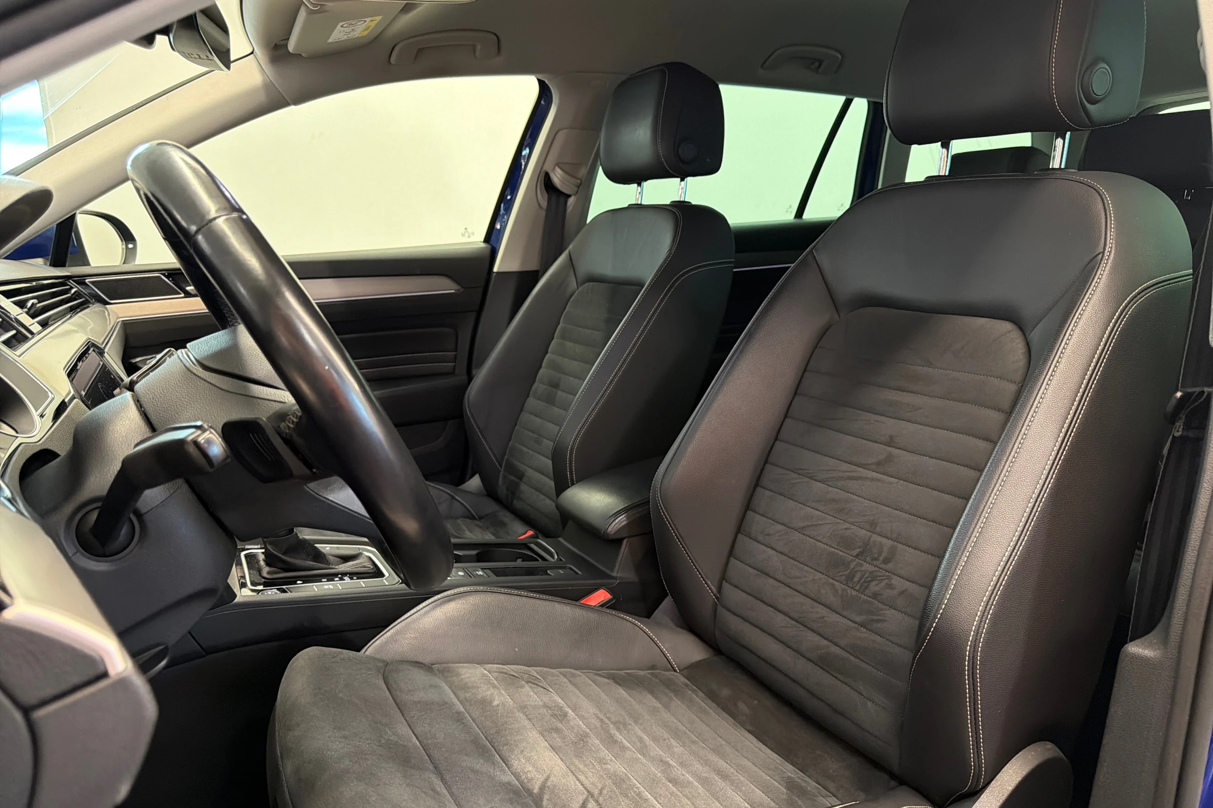 sininen Volkswagen Passat 2020 kuva 11.