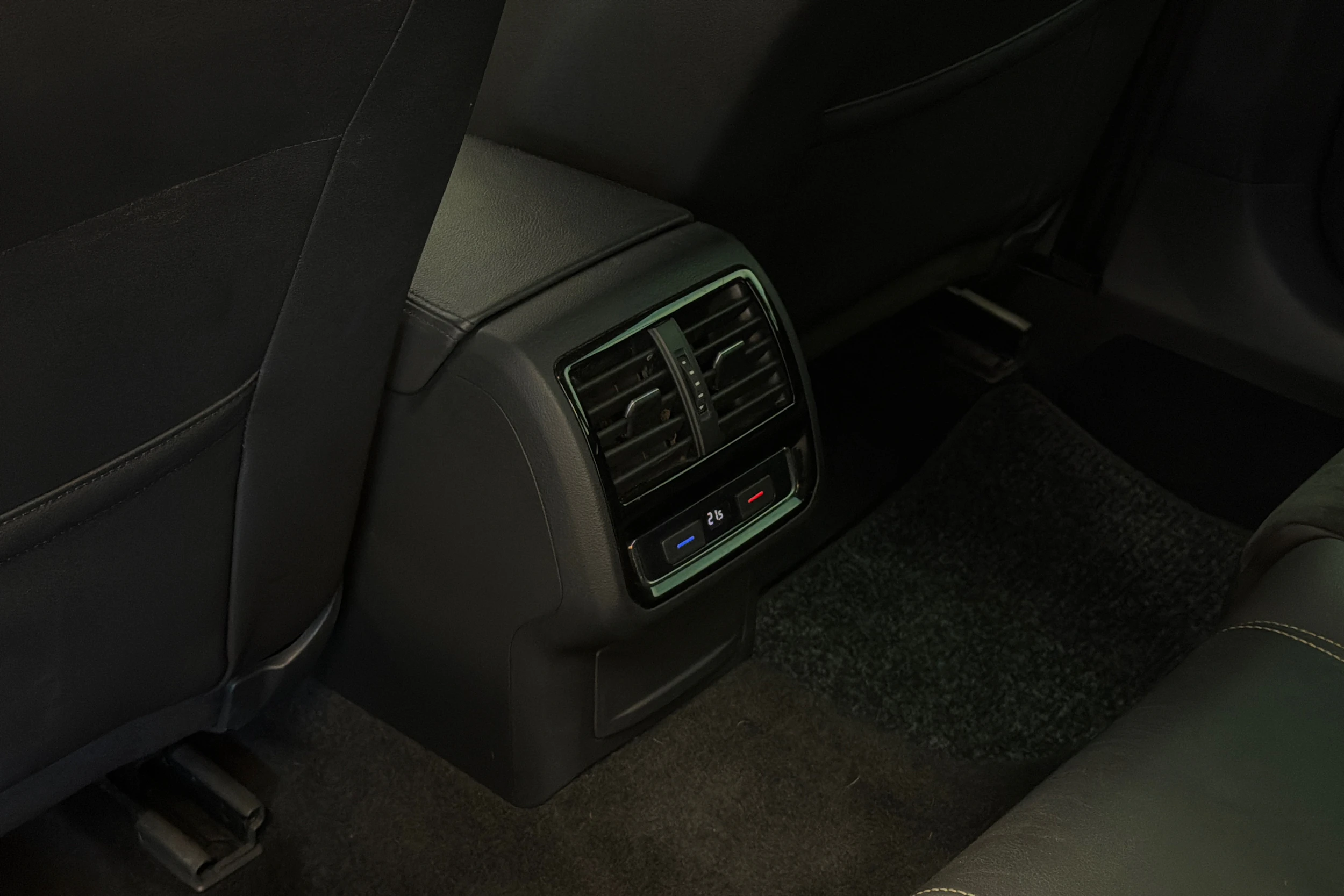 sininen Volkswagen Passat 2020 kuva 12.