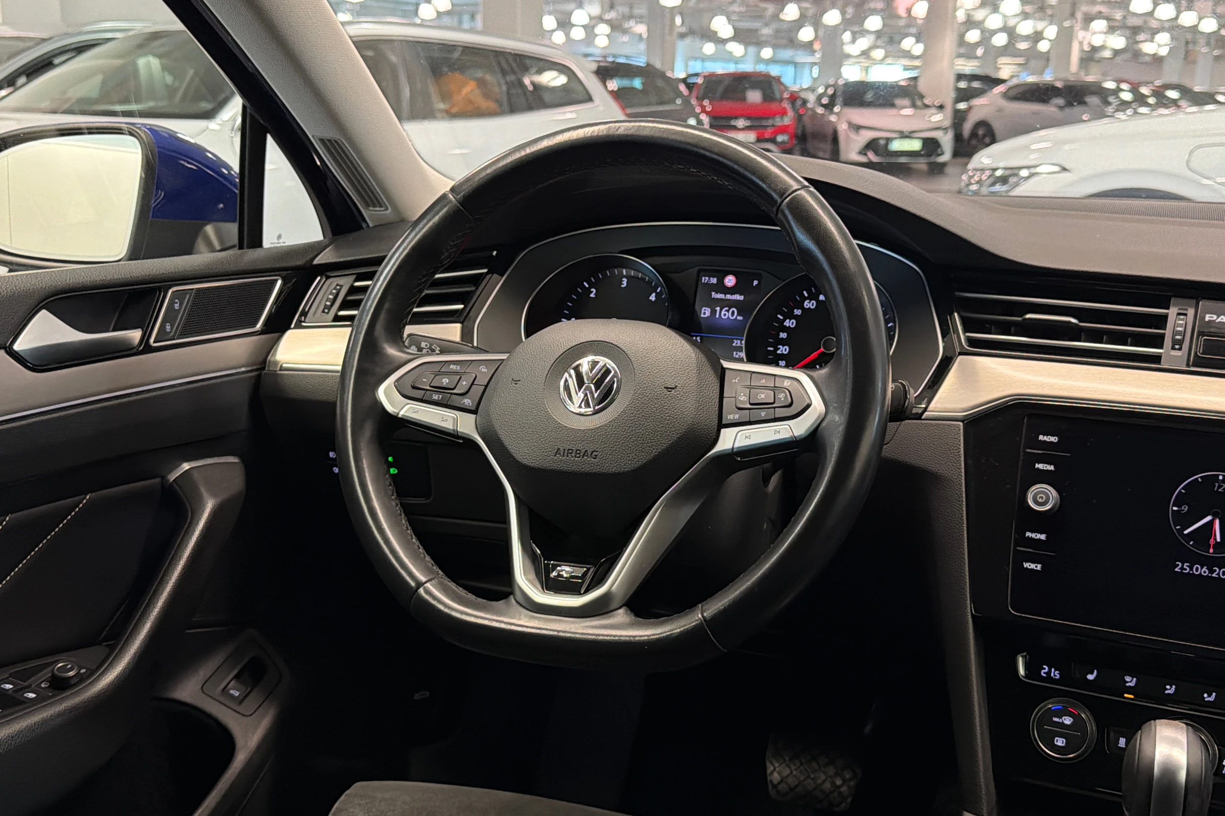 sininen Volkswagen Passat 2020 kuva 13.