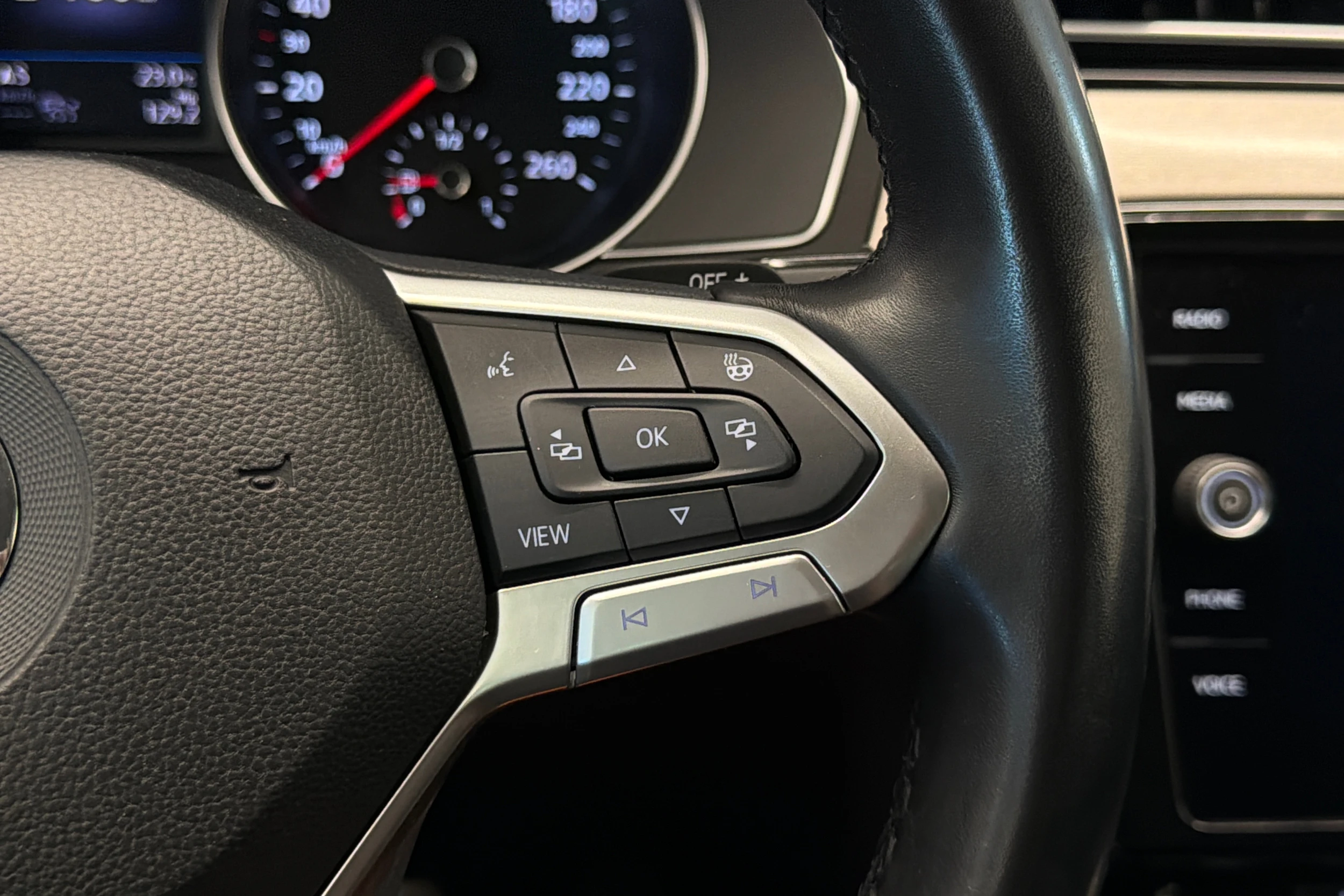 sininen Volkswagen Passat 2020 kuva 15.