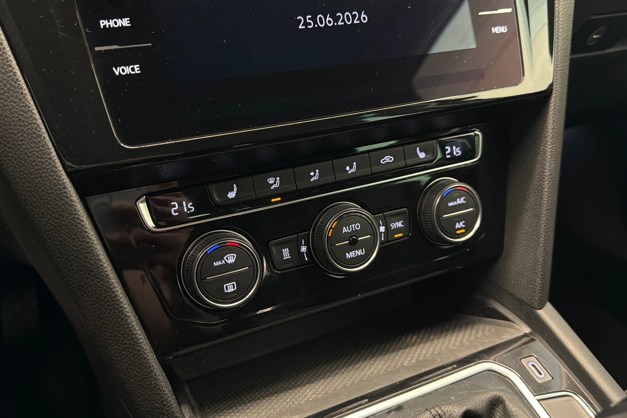 sininen Volkswagen Passat 2020 kuva 21.
