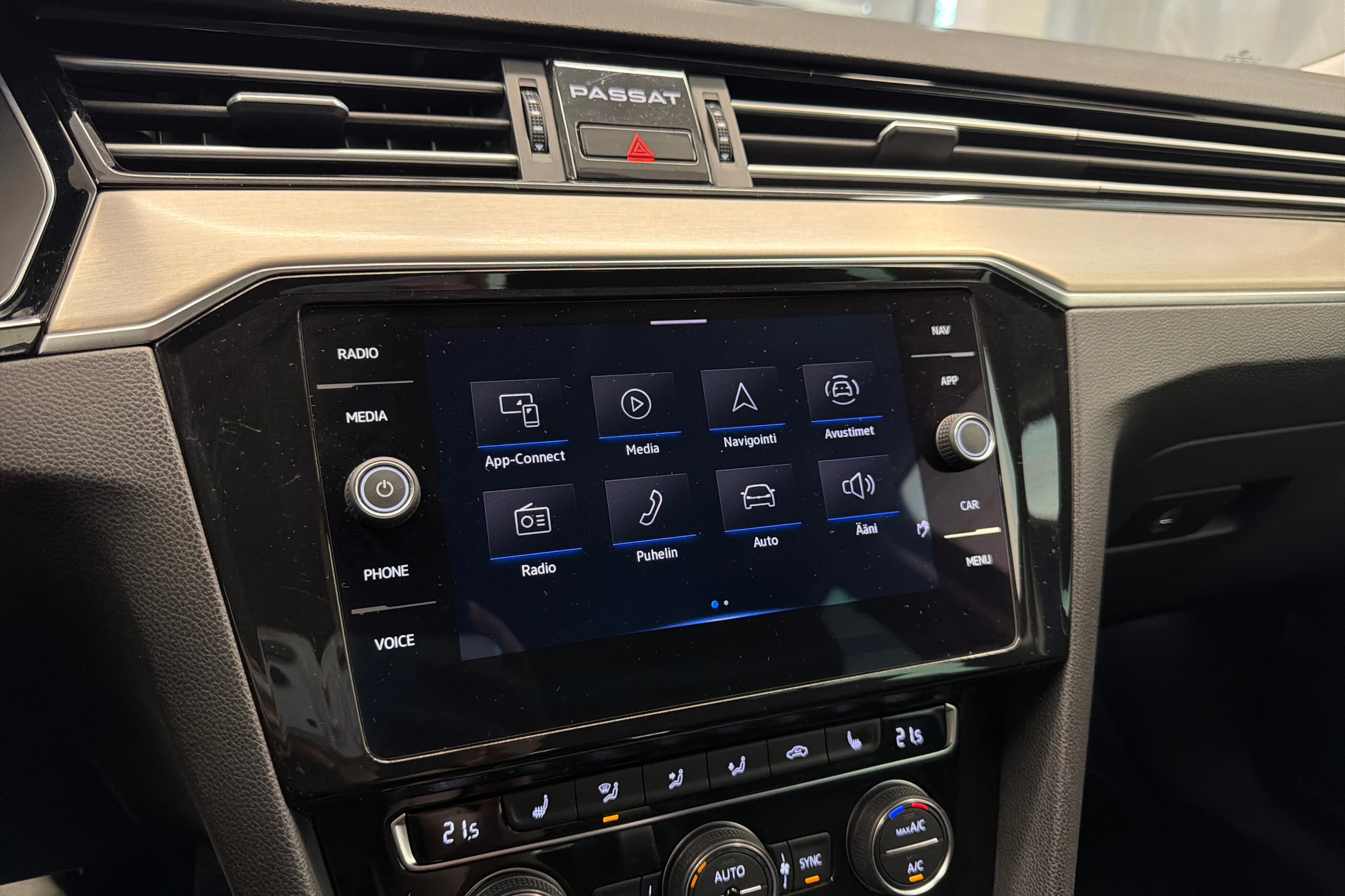 sininen Volkswagen Passat 2020 kuva 22.