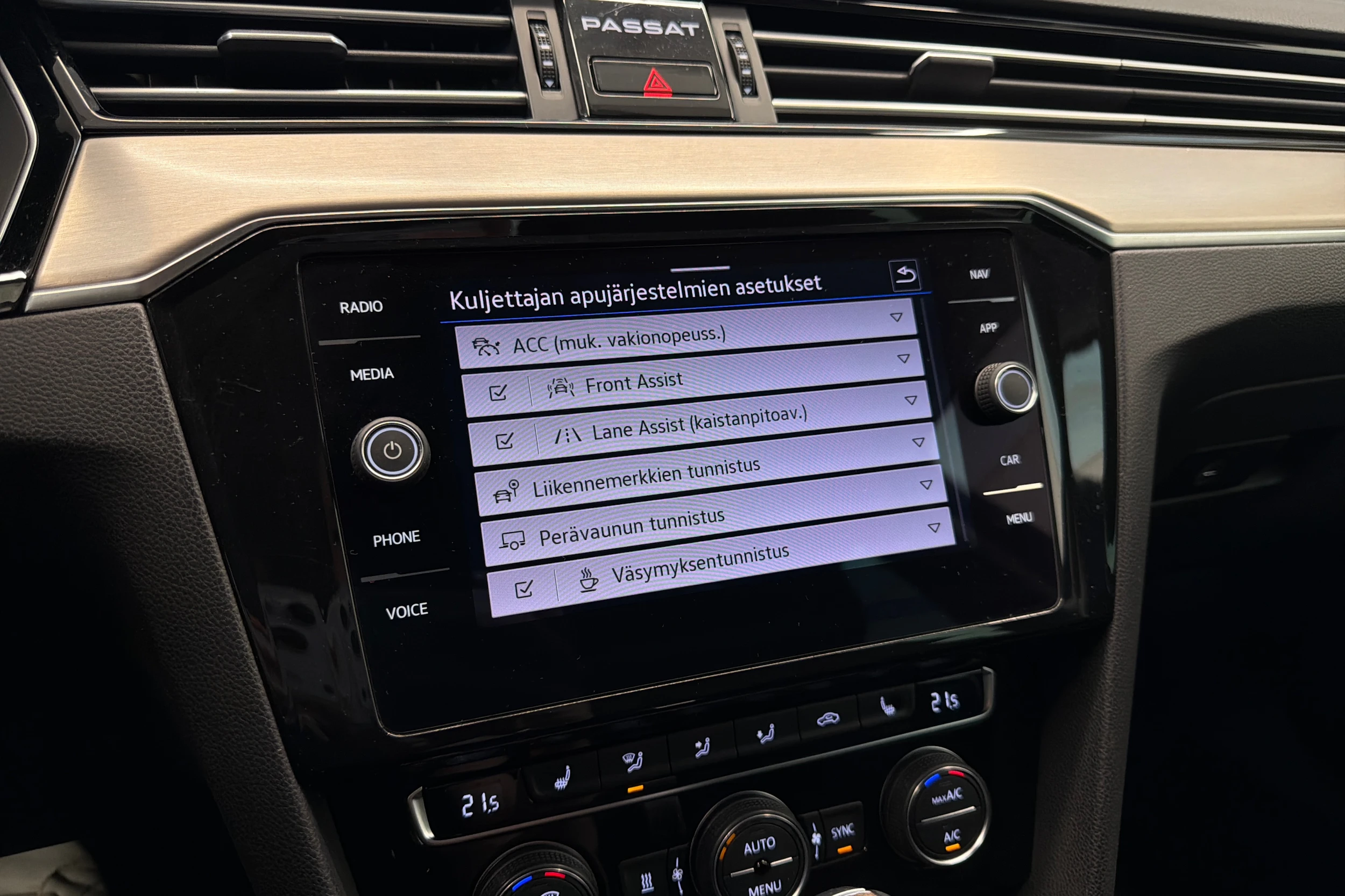 sininen Volkswagen Passat 2020 kuva 24.