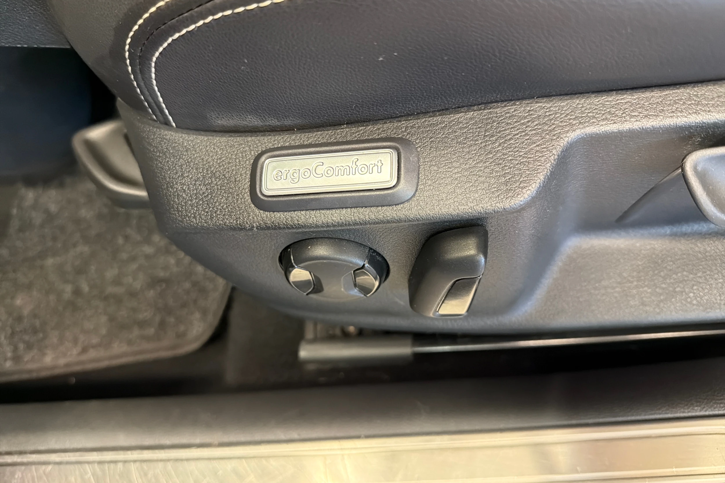 sininen Volkswagen Passat 2020 kuva 32.
