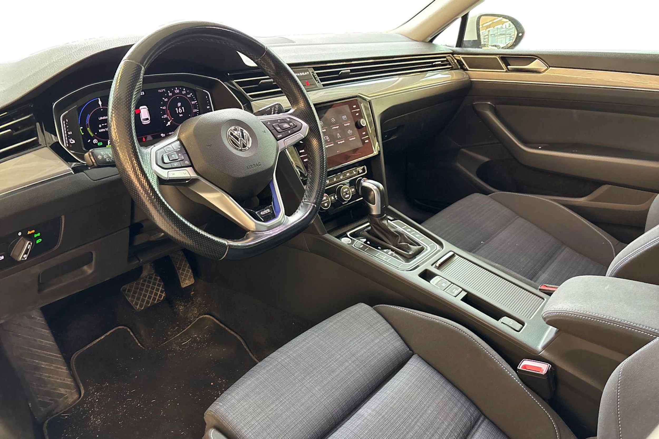 Valkoinen Volkswagen PASSAT 2020 kuva 3.
