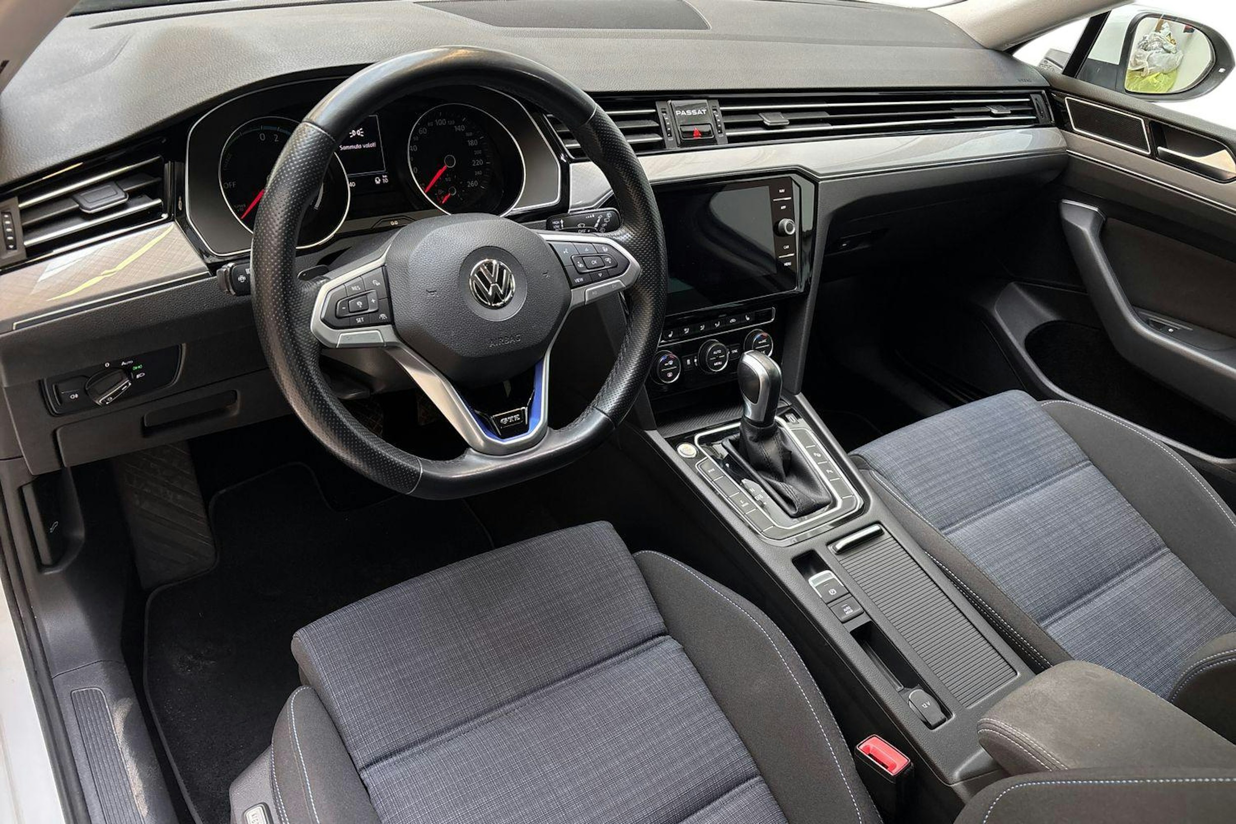 valkoinen Volkswagen Passat 2020 kuva 6.