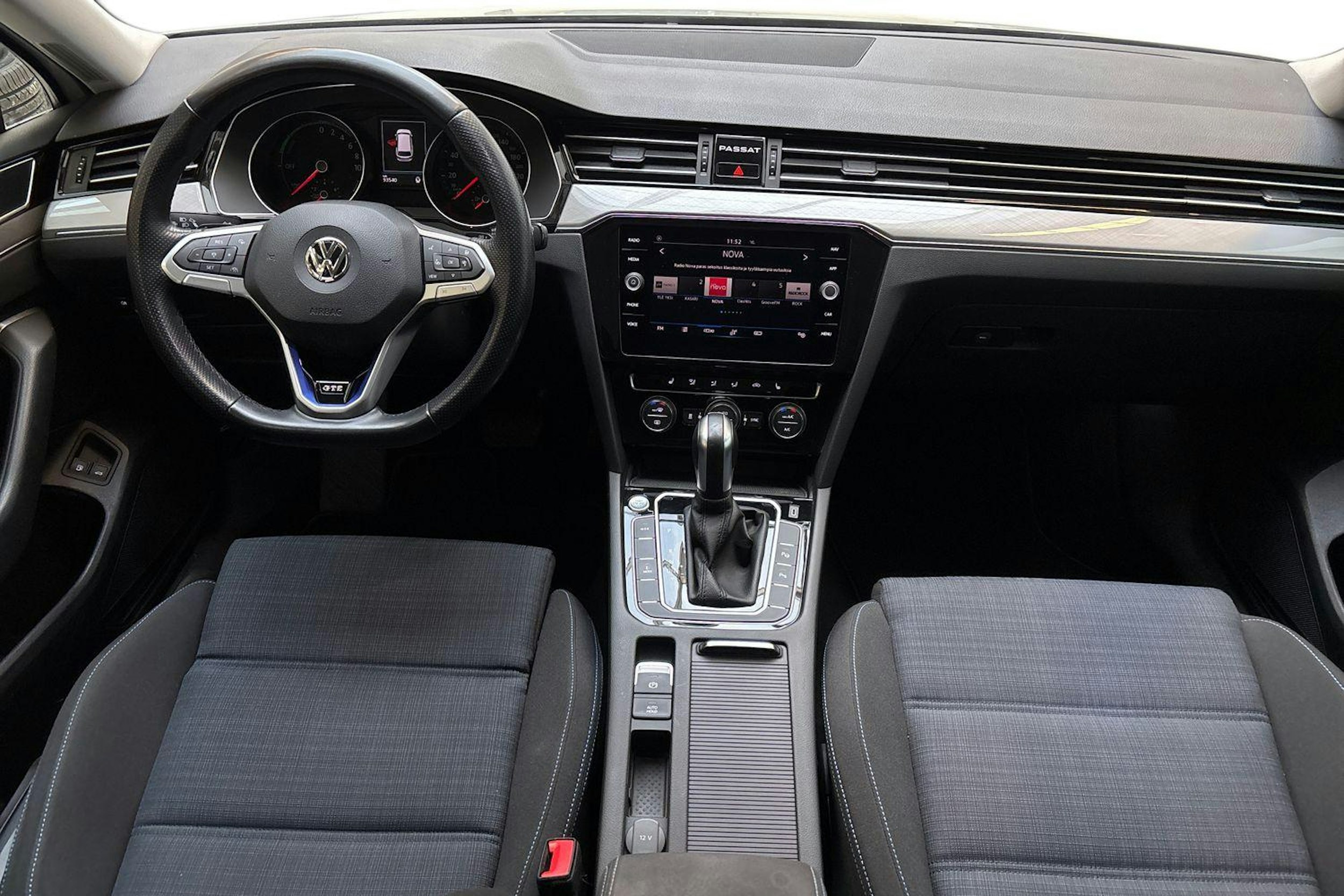 valkoinen Volkswagen Passat 2020 kuva 7.