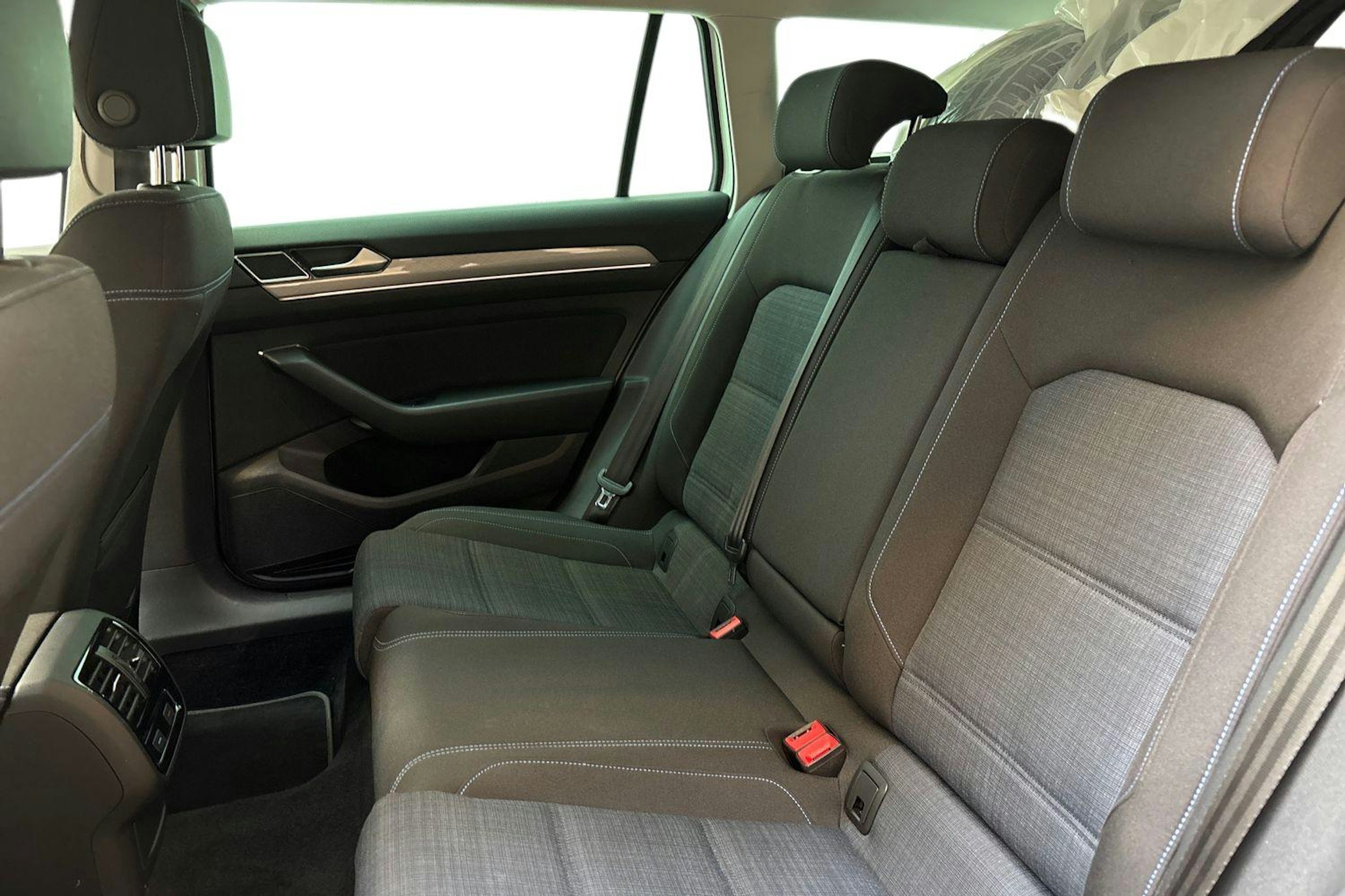 valkoinen Volkswagen Passat 2020 kuva 8.