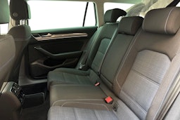 valkoinen Volkswagen Passat 2020 kuva 8.