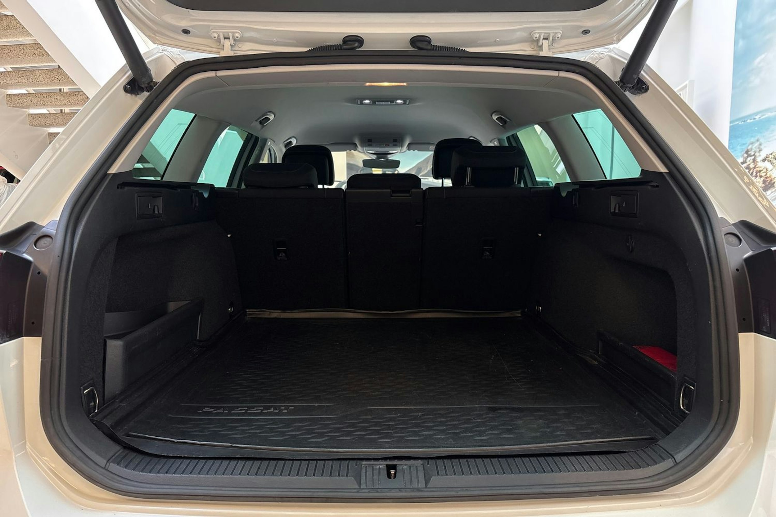 valkoinen Volkswagen Passat 2020 kuva 12.