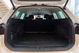 valkoinen Volkswagen Passat 2020 kuva 12.
