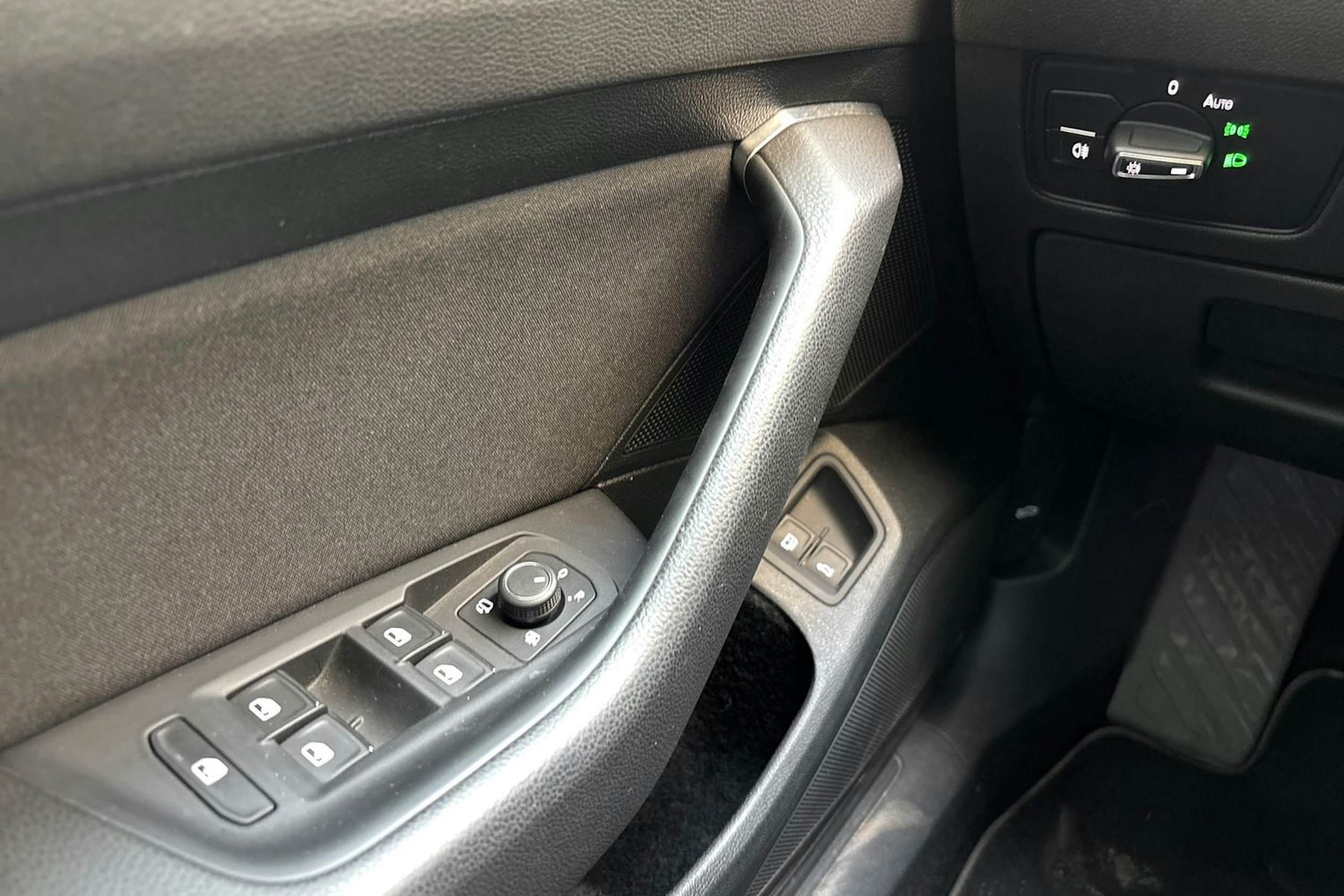 valkoinen Volkswagen Passat 2020 kuva 14.