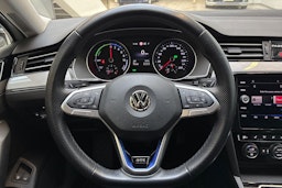 valkoinen Volkswagen Passat 2020 kuva 15.