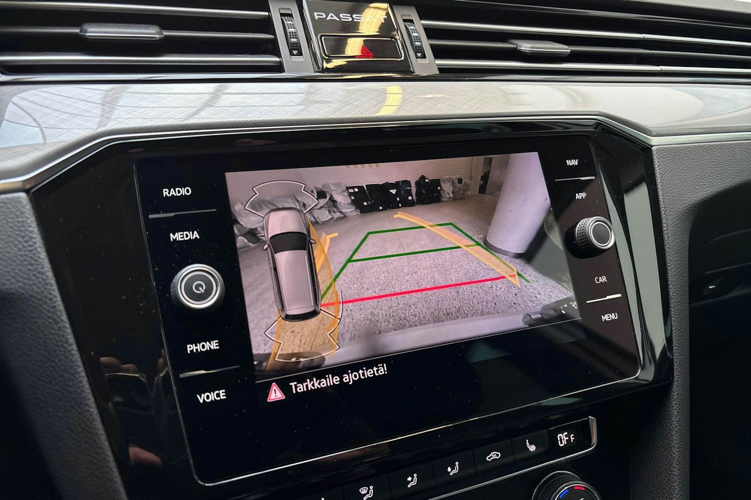 valkoinen Volkswagen Passat 2020 kuva 17.