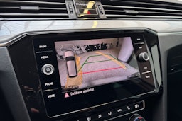 valkoinen Volkswagen Passat 2020 kuva 17.