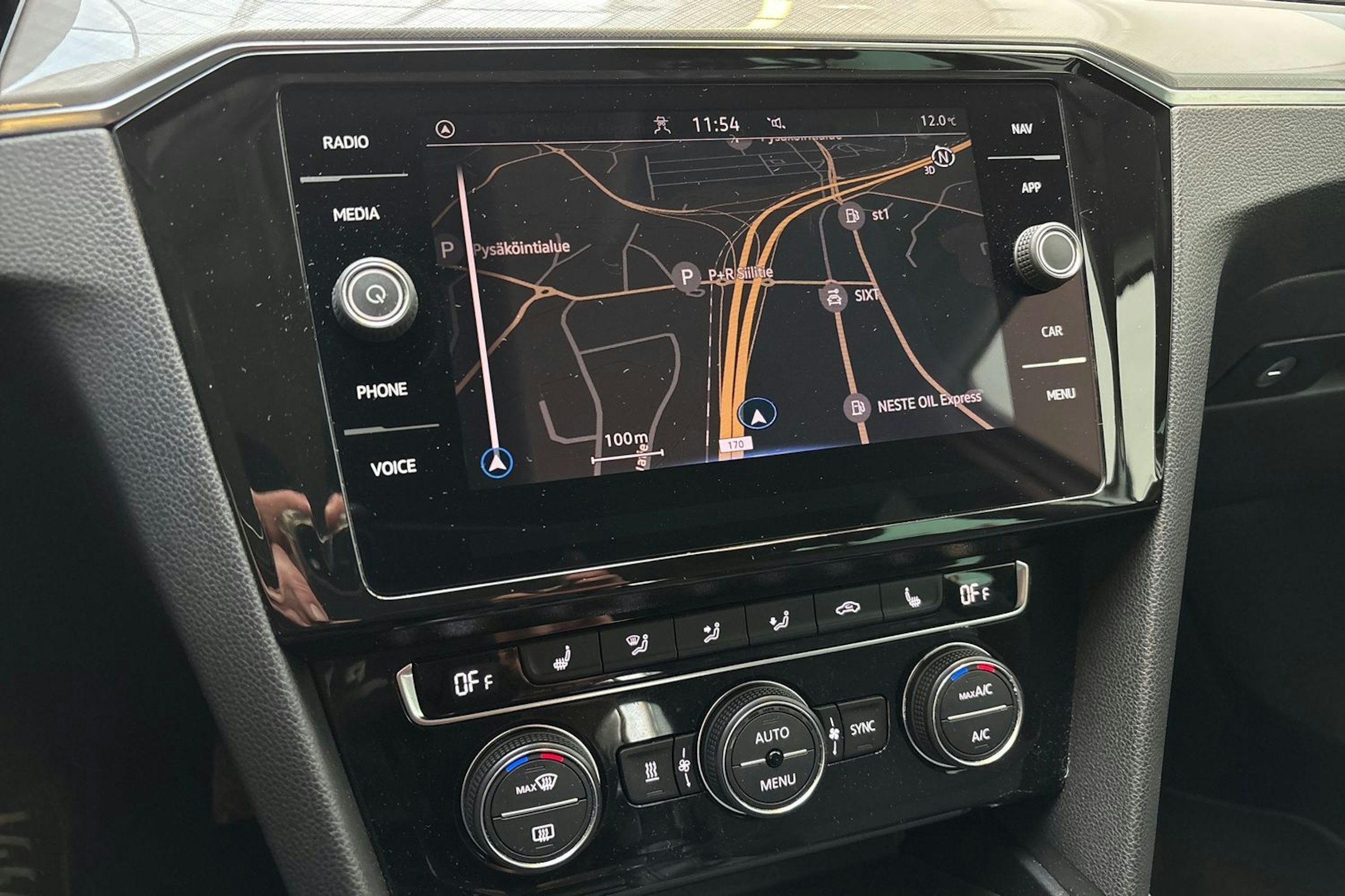 valkoinen Volkswagen Passat 2020 kuva 18.