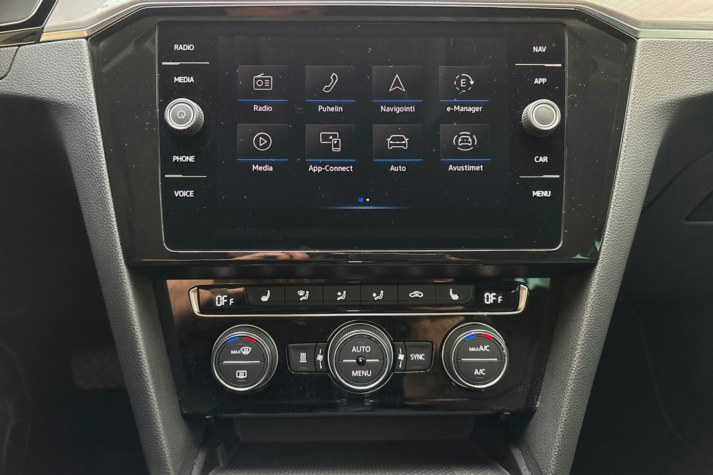 valkoinen Volkswagen Passat 2020 kuva 19.