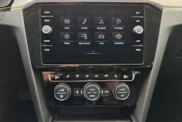 valkoinen Volkswagen Passat 2020 kuva 19.