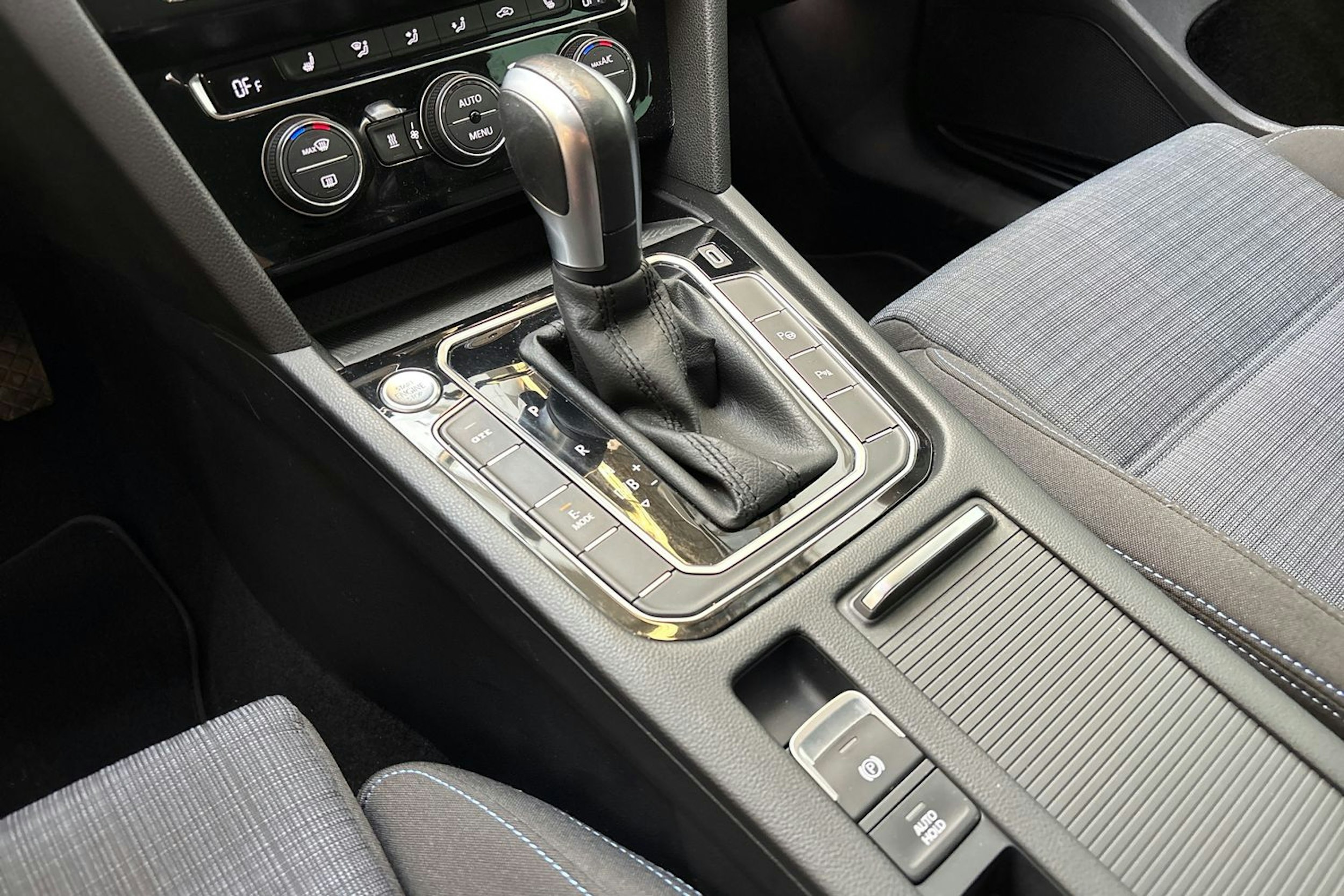 valkoinen Volkswagen Passat 2020 kuva 20.