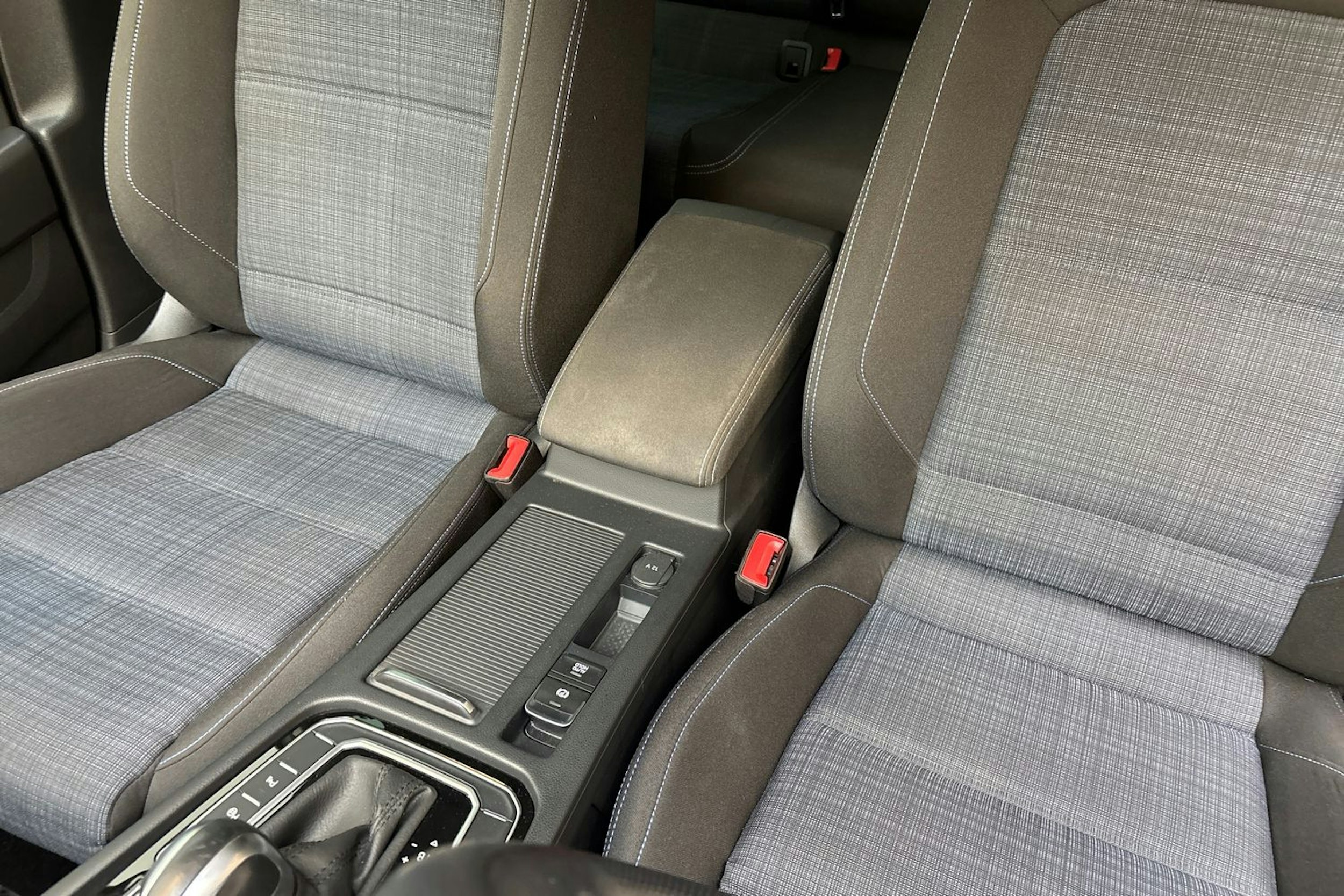 valkoinen Volkswagen Passat 2020 kuva 21.