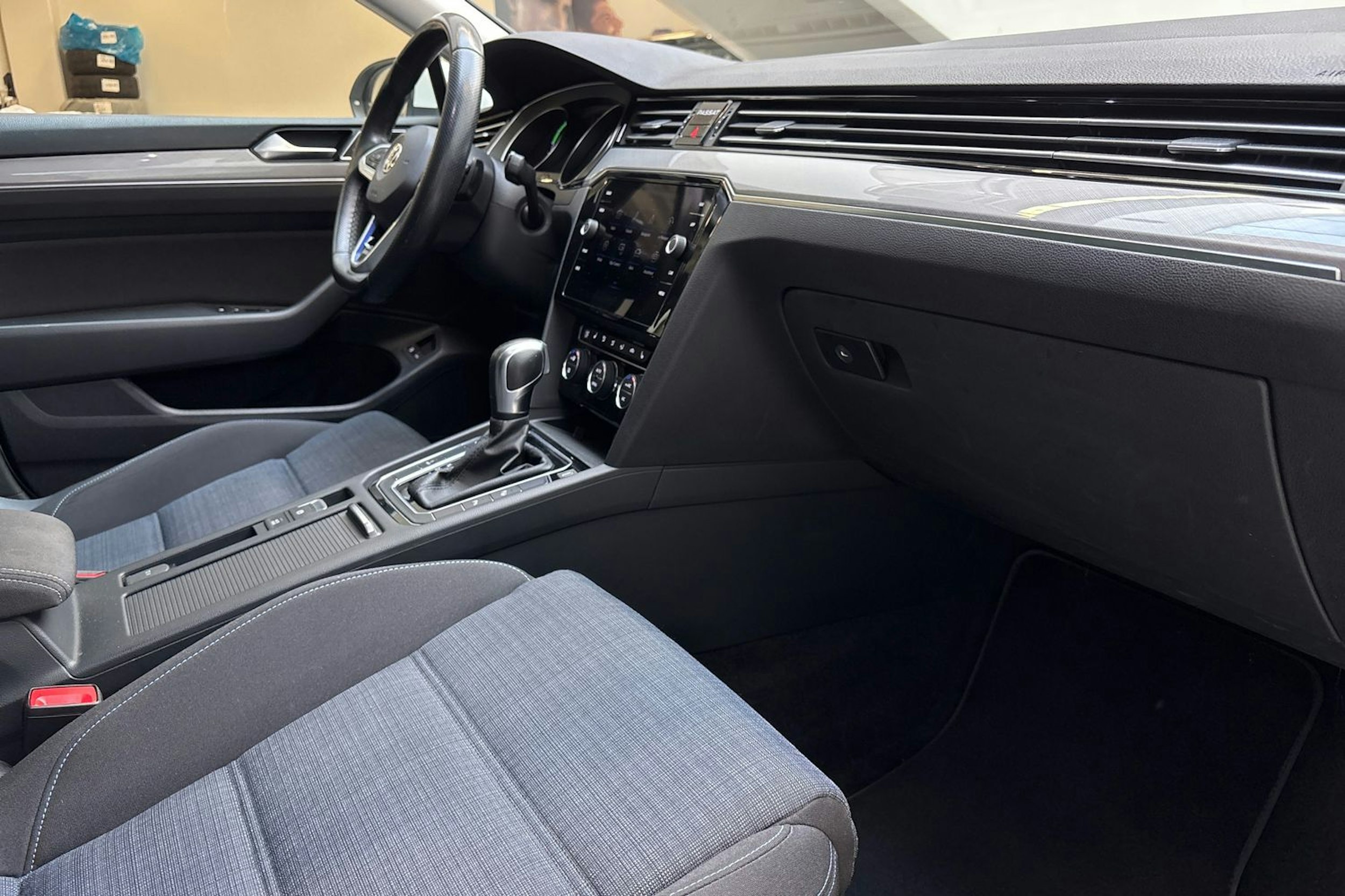 valkoinen Volkswagen Passat 2020 kuva 22.