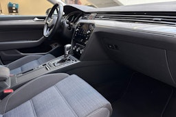 valkoinen Volkswagen Passat 2020 kuva 22.