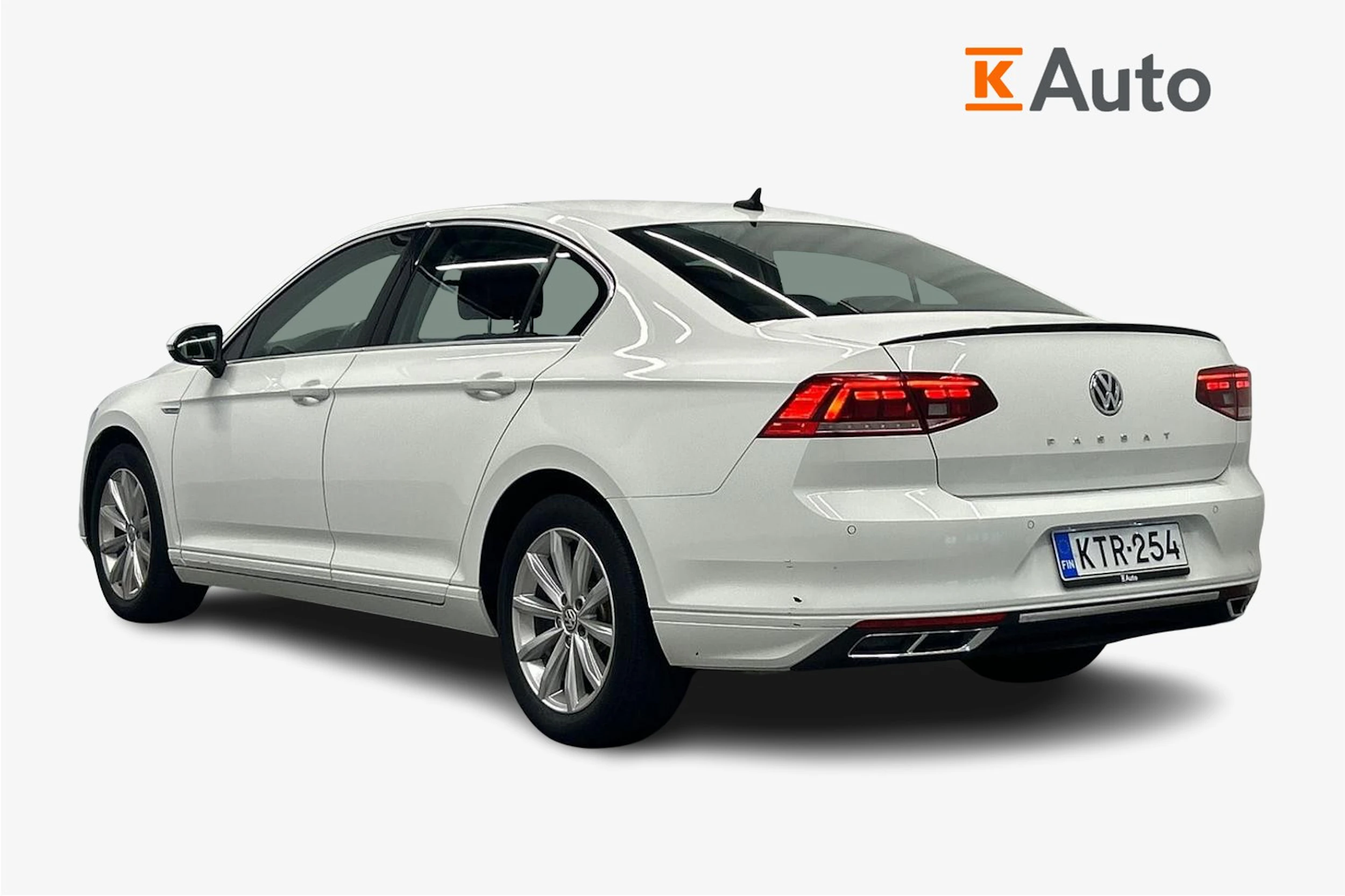 valkoinen Volkswagen Passat 2020 kuva 2.
