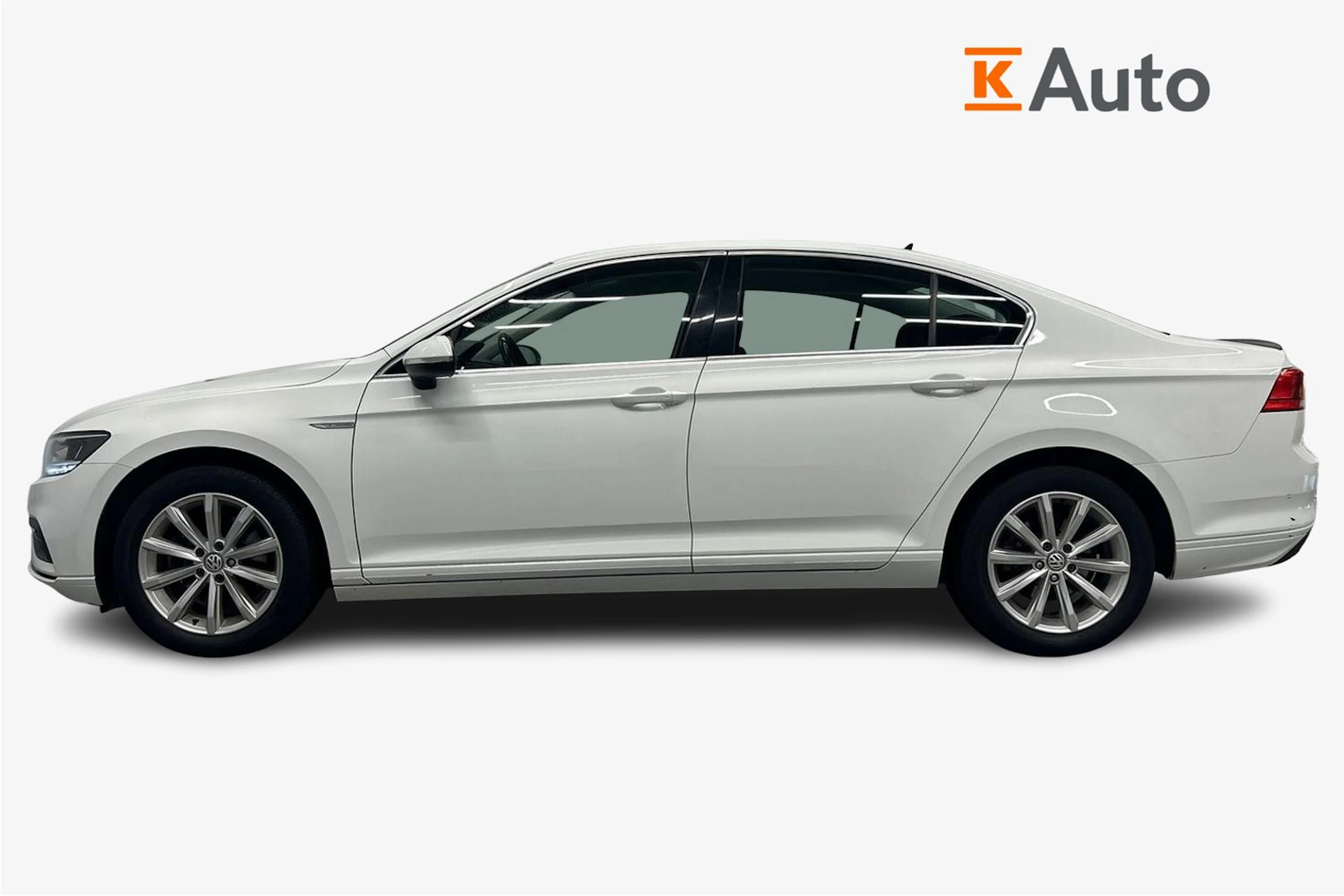 valkoinen Volkswagen Passat 2020 kuva 5.