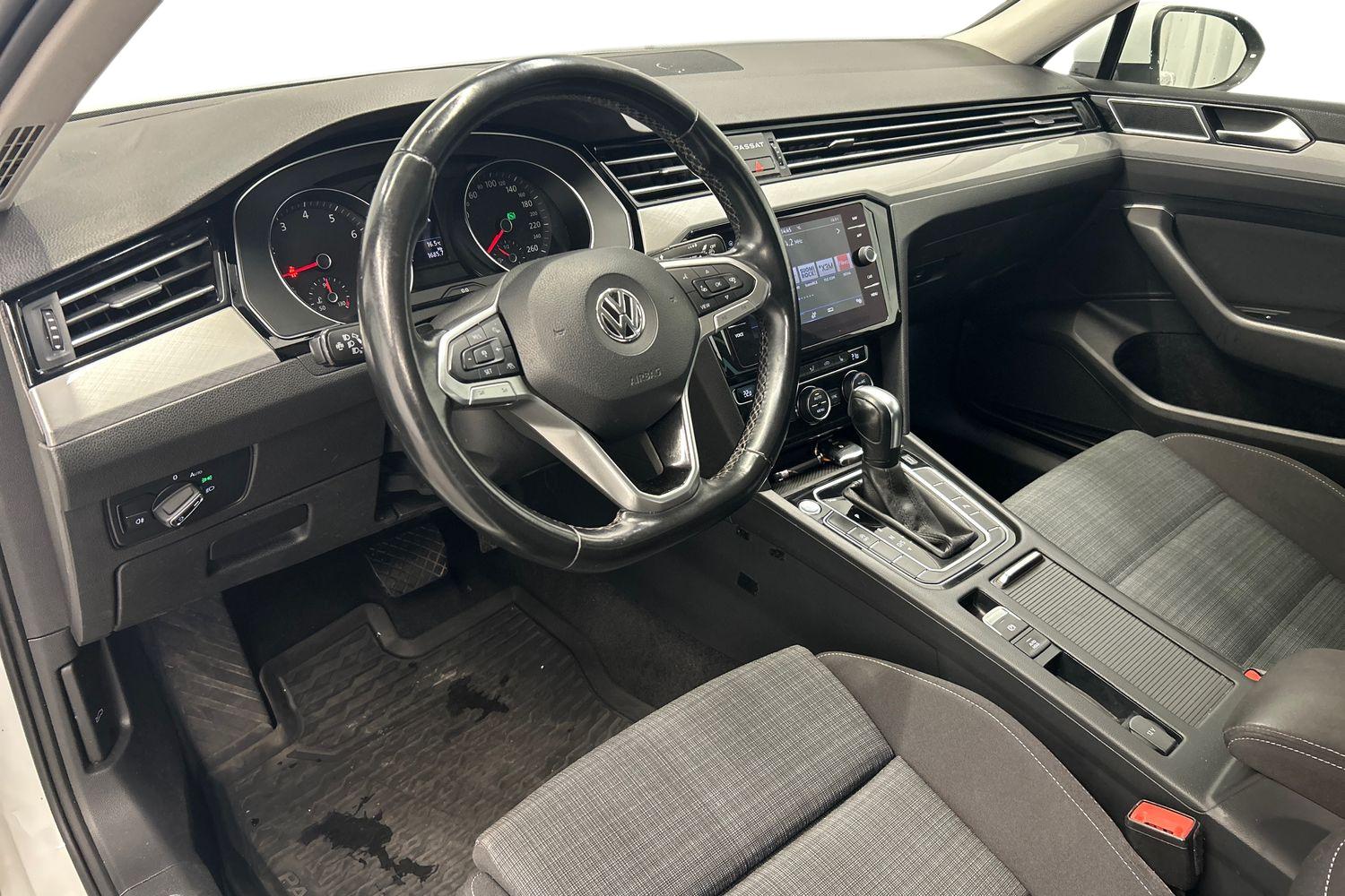Volkswagen Passat 2020, photo 6/25