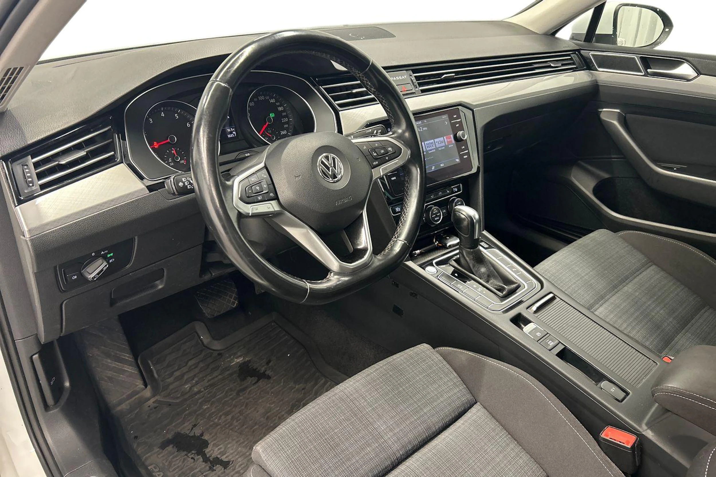 valkoinen Volkswagen Passat 2020 kuva 6.