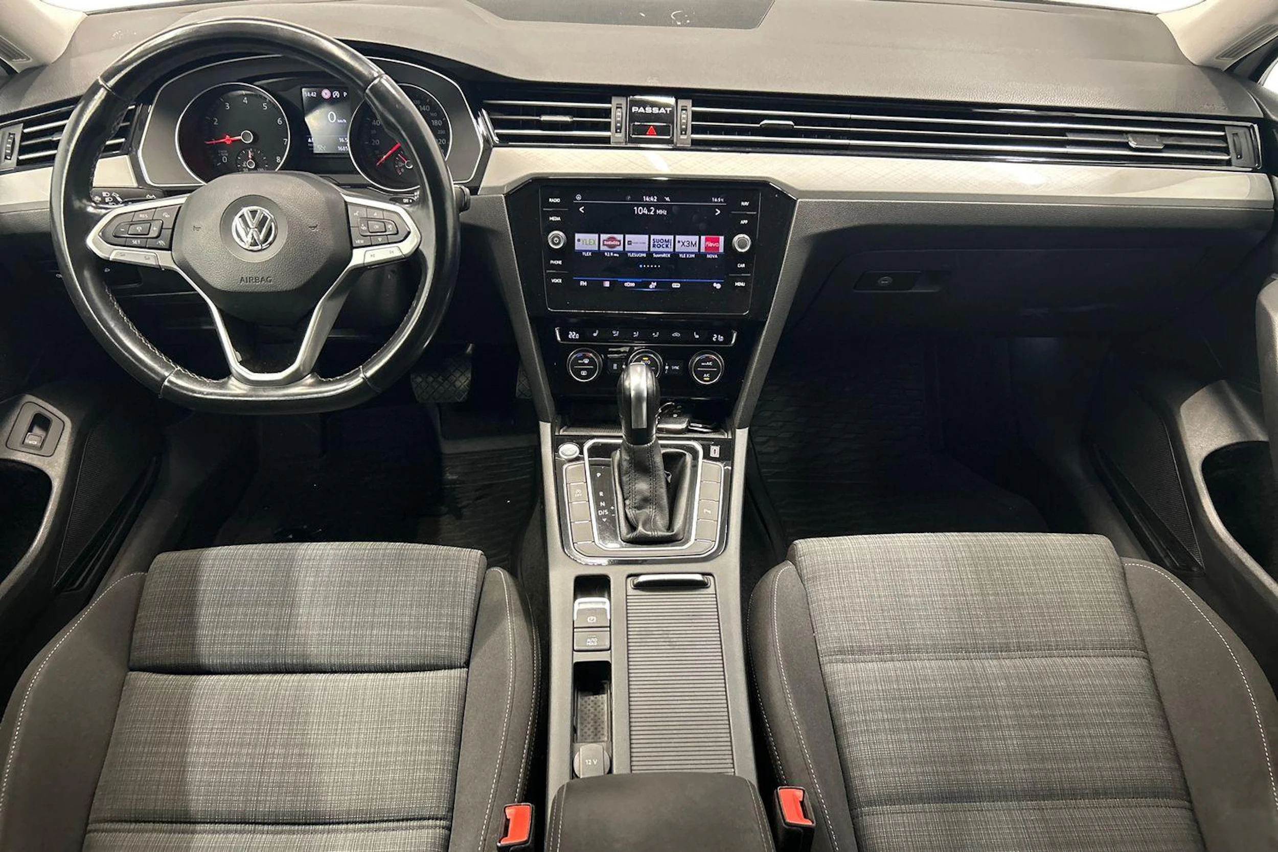 valkoinen Volkswagen Passat 2020 kuva 7.