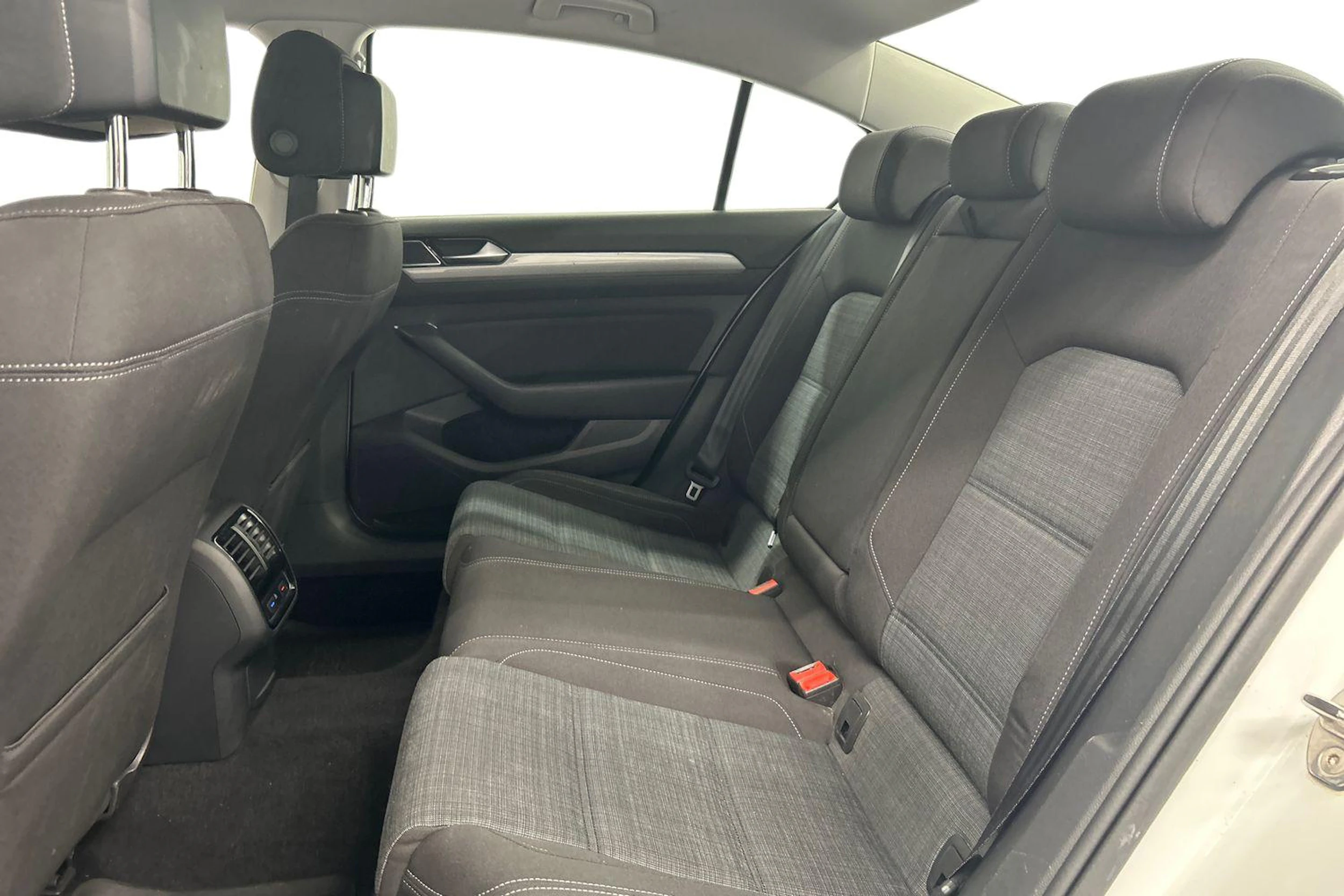 valkoinen Volkswagen Passat 2020 kuva 8.