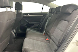 valkoinen Volkswagen Passat 2020 kuva 8.