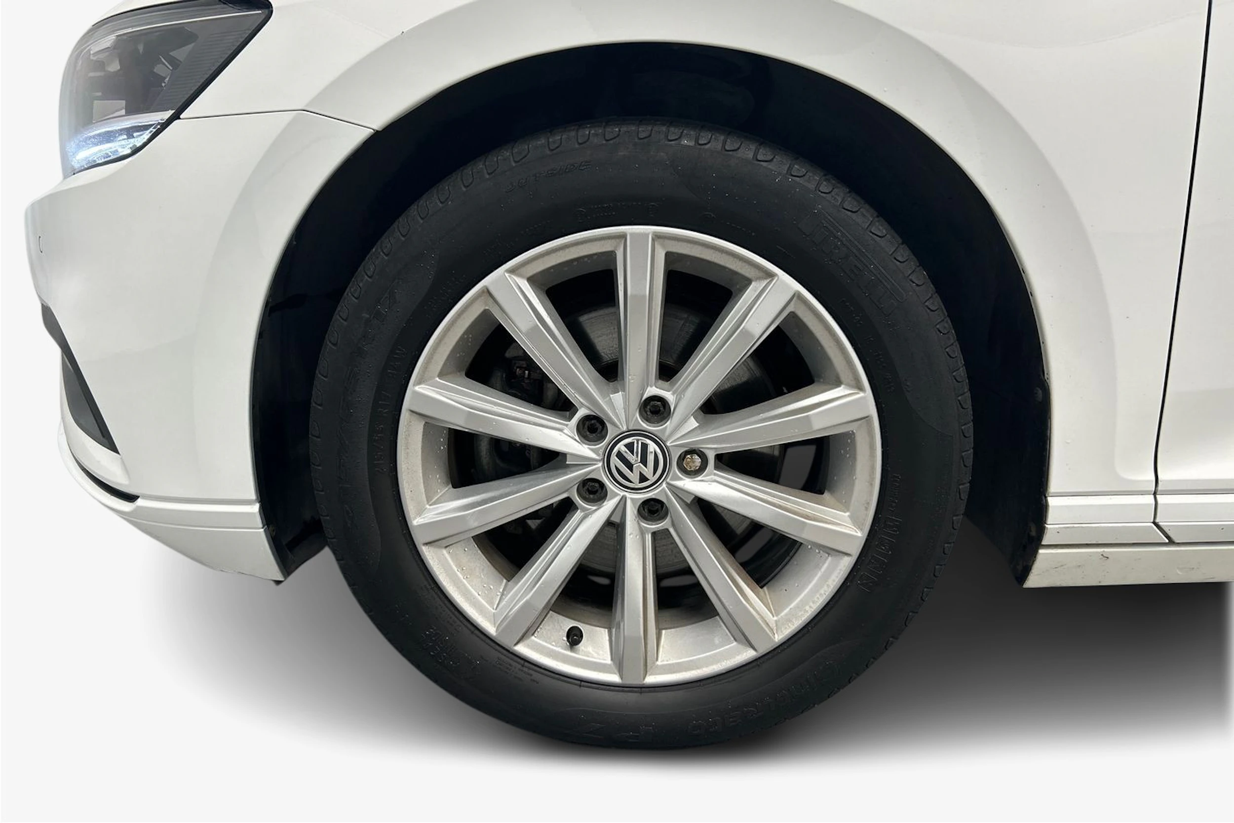 valkoinen Volkswagen Passat 2020 kuva 9.