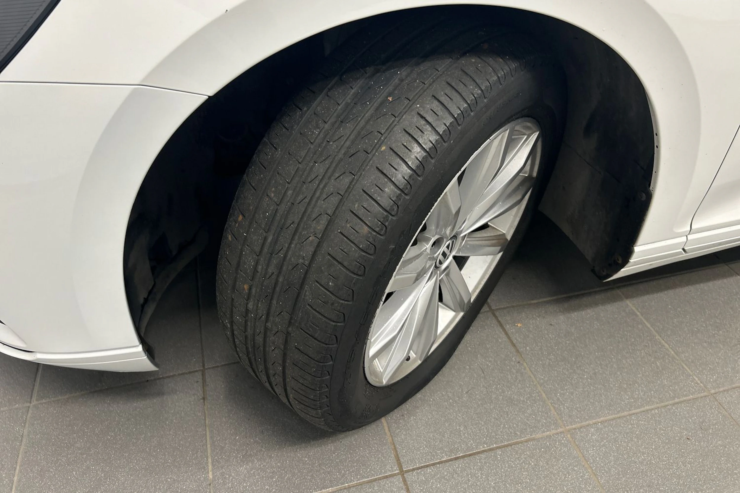 valkoinen Volkswagen Passat 2020 kuva 10.