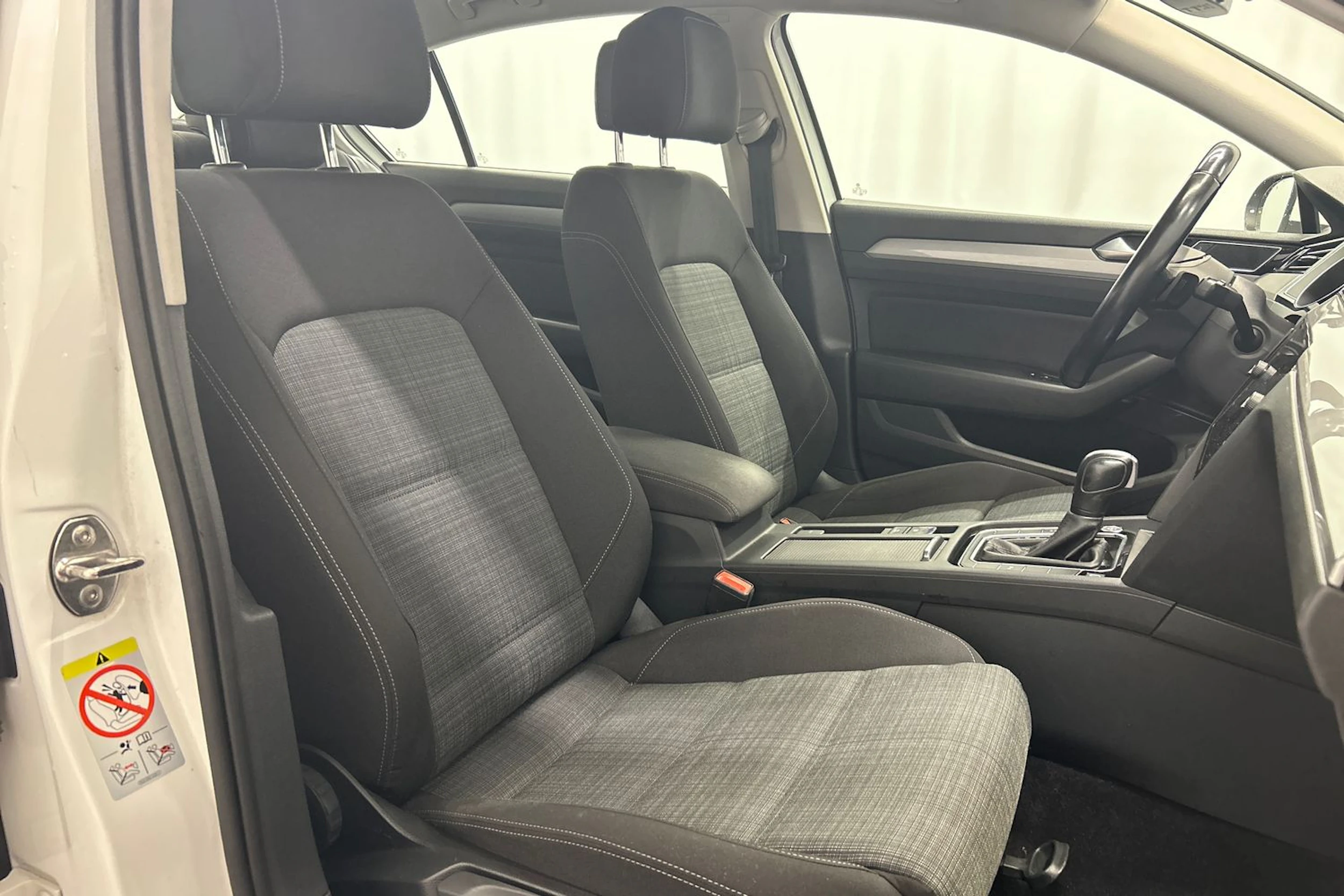 valkoinen Volkswagen Passat 2020 kuva 11.