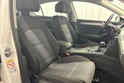 valkoinen Volkswagen Passat 2020 kuva 11.