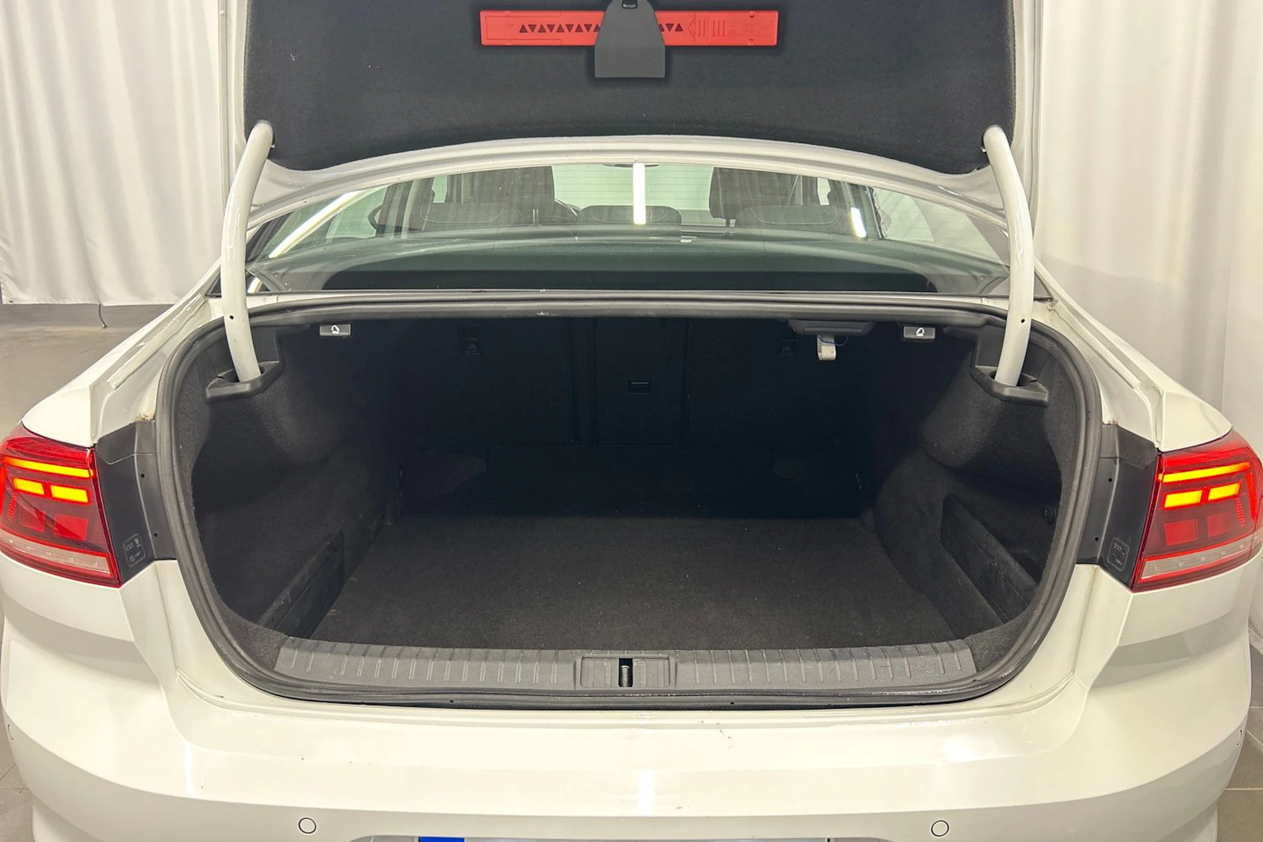 valkoinen Volkswagen Passat 2020 kuva 12.